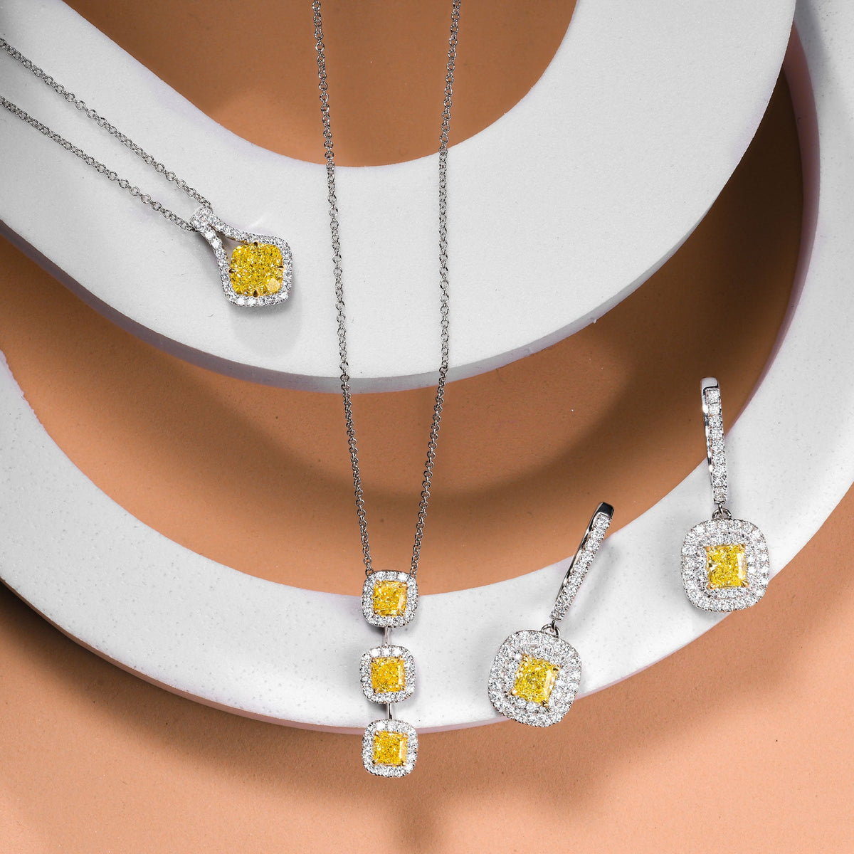 Anhänger mit gelbem Kissen-Diamanten