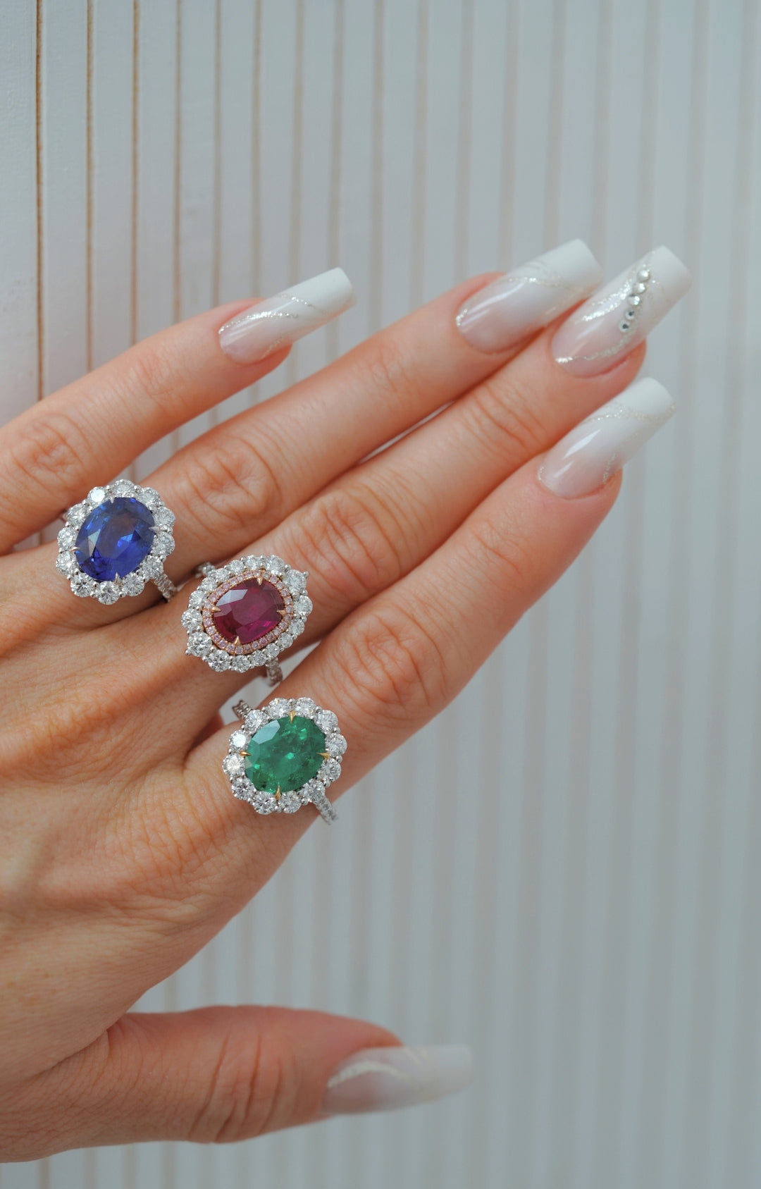 Ovaler Muzo-Ring mit Smaragd und Diamant-Halo