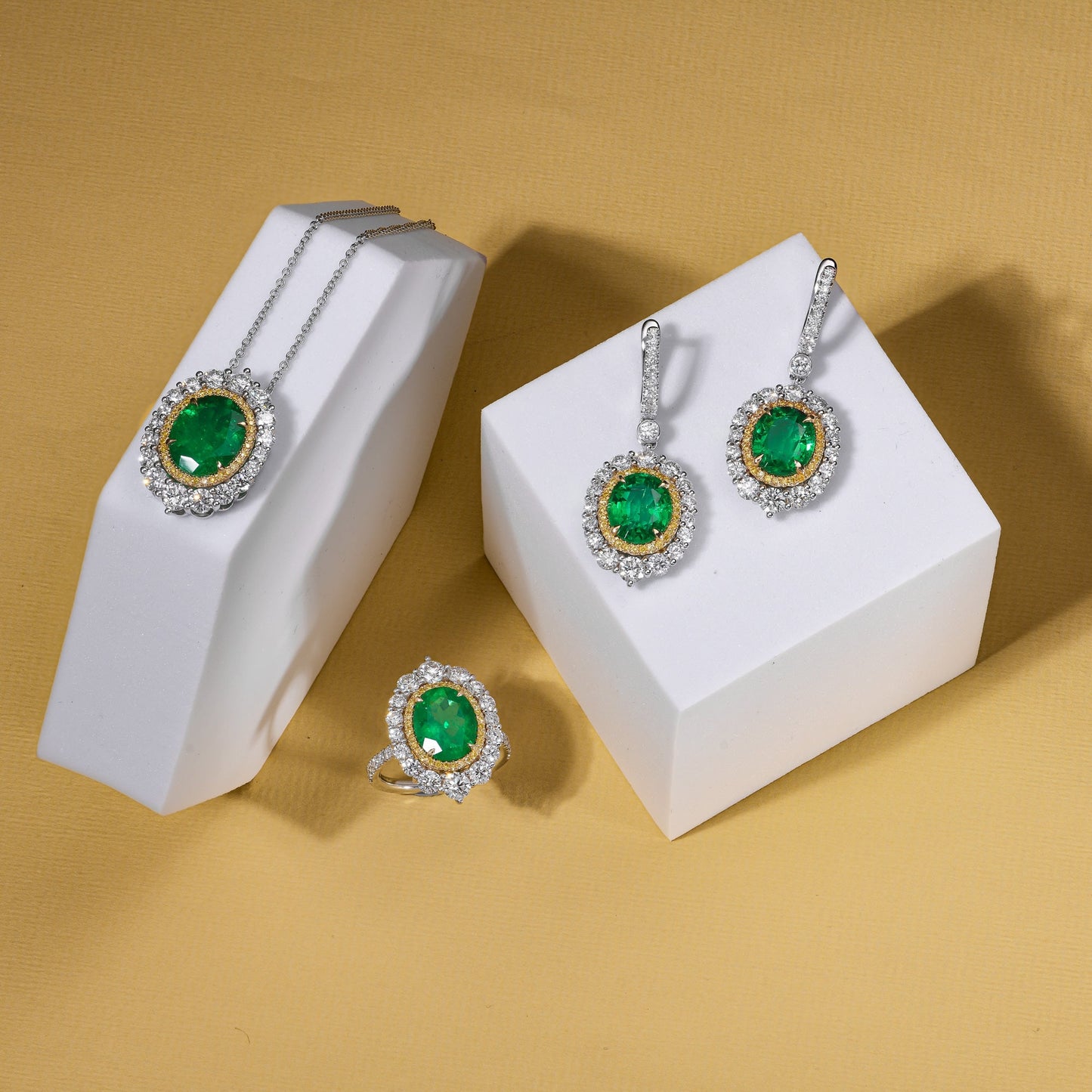 Muzo Ovaler Smaragd- und Diamant-Doppelhalo-Anhänger.