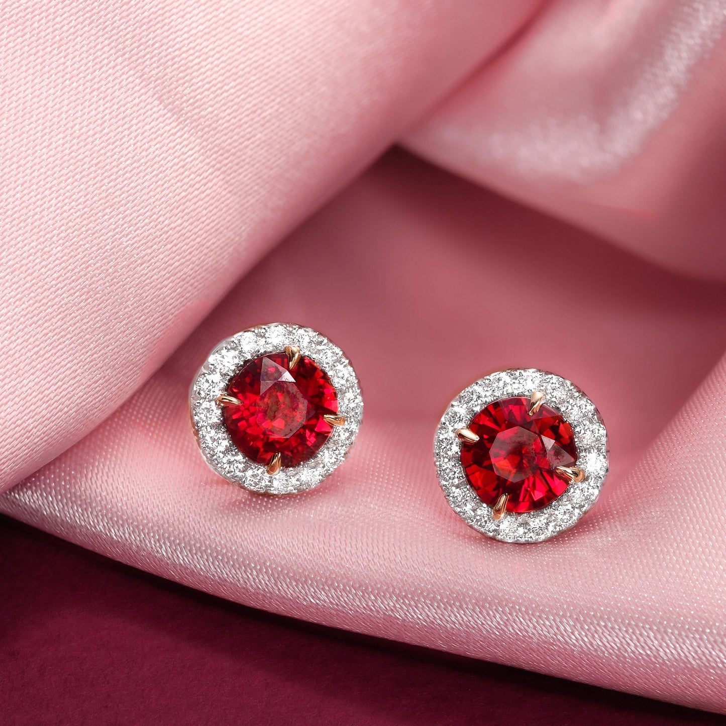 Runde rote Rubin- und Diamant-Halo-Ohrringe