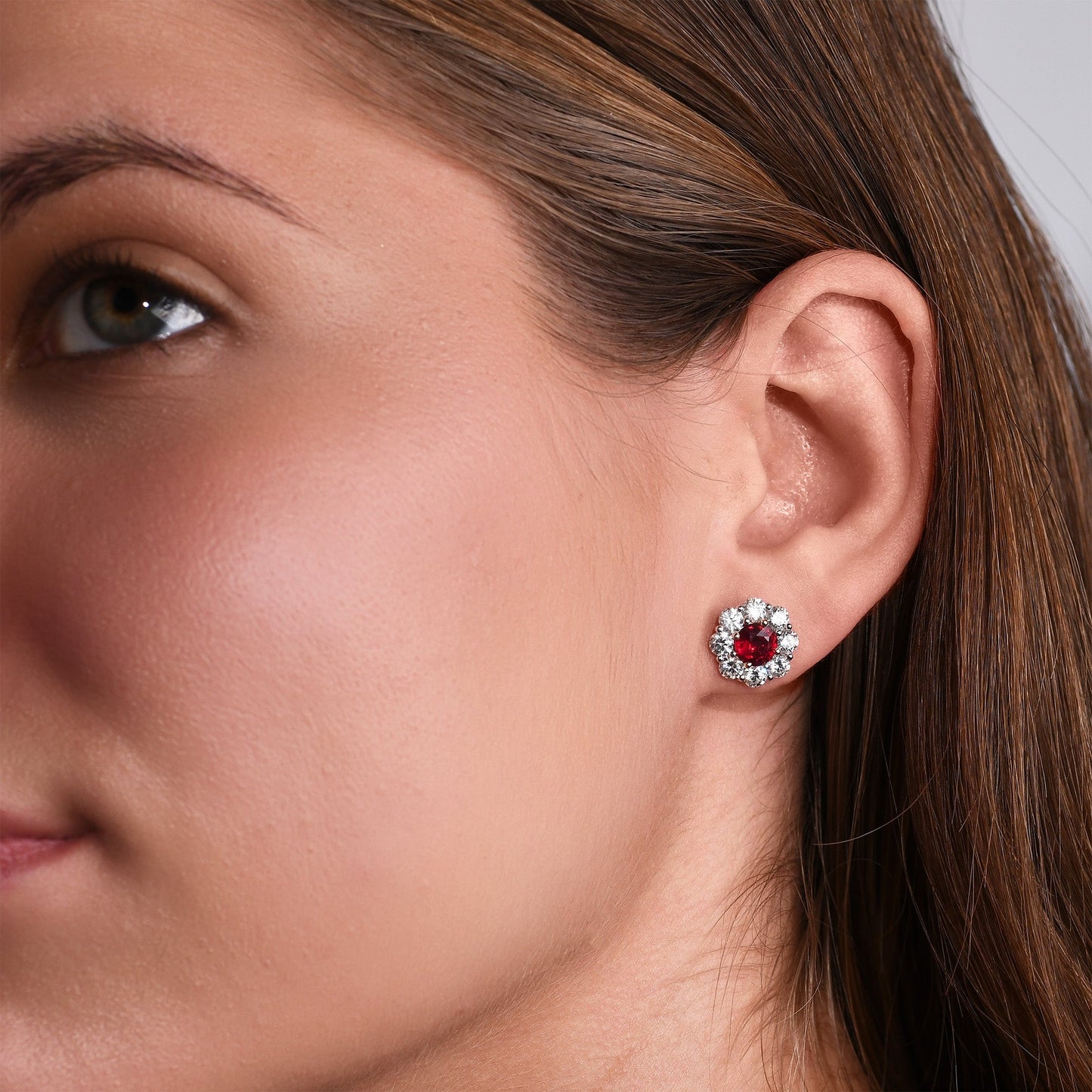 Ohrringe mit floralem Halo aus mosambikanischem Taubenblutrubin und Diamanten