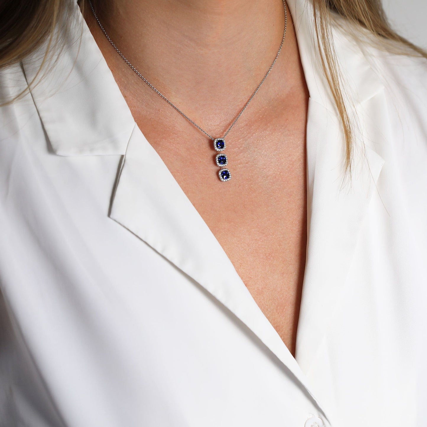 Blauer Saphir im Kissen-Design und Diamant-Anhänger mit drei Steinen und Halo-Fassung