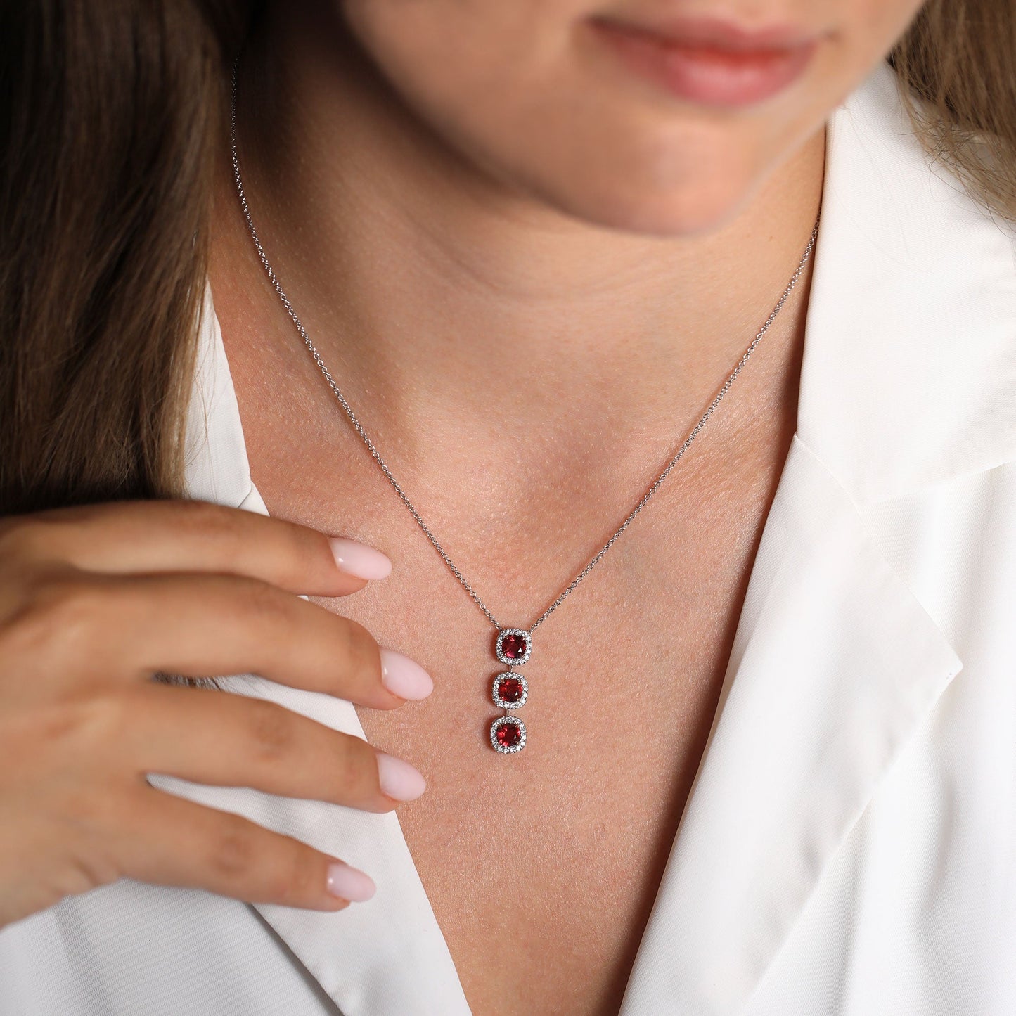 Rubin-Kissen- und Diamant-Dreistein-Tropfenanhänger mit Halo-Fassung