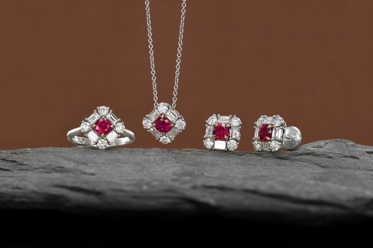 Kissenförmiger roter Rubin und Diamant-Halo-Ring