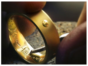 Gravur bei Designer Diamonds – kleine Zeichen, große Gefühle