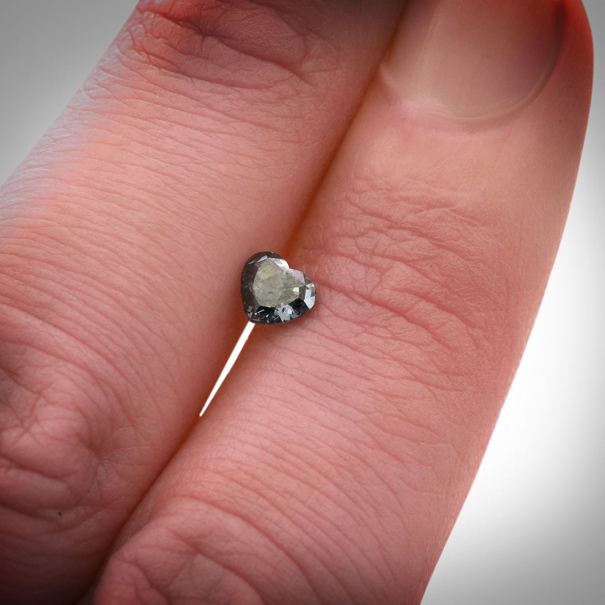 Herzförmiger Diamant | 0,5 ct | Dunkelgrau-Blau | Reinheitsgrad: VS1 | GIA | Ref. 712660