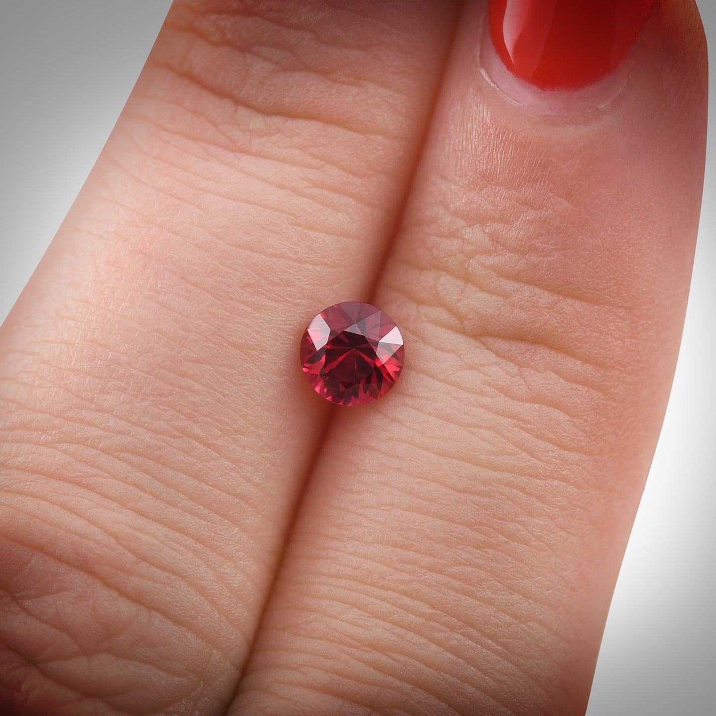 0,67 Karat roter runder Rubin aus Mosambik
