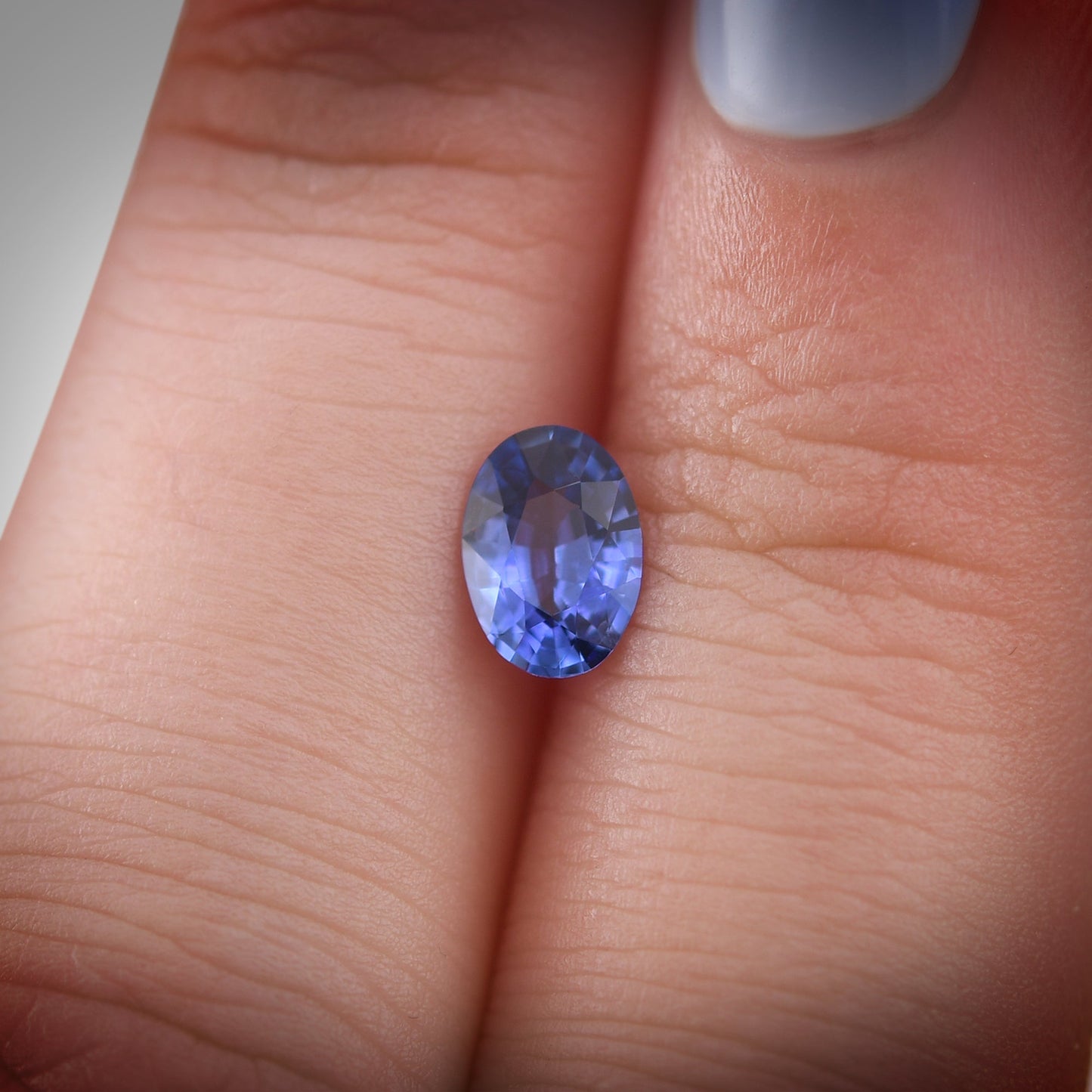 0,77 Karat blauer ovaler Saphir aus Sri Lanka