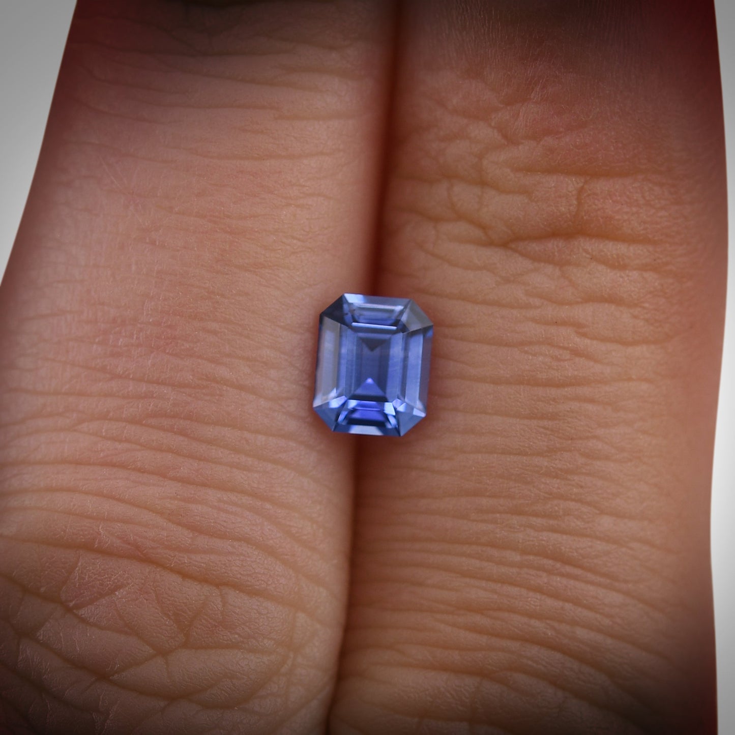 0,88 Karat blauer Smaragd-Saphir aus Sri Lanka