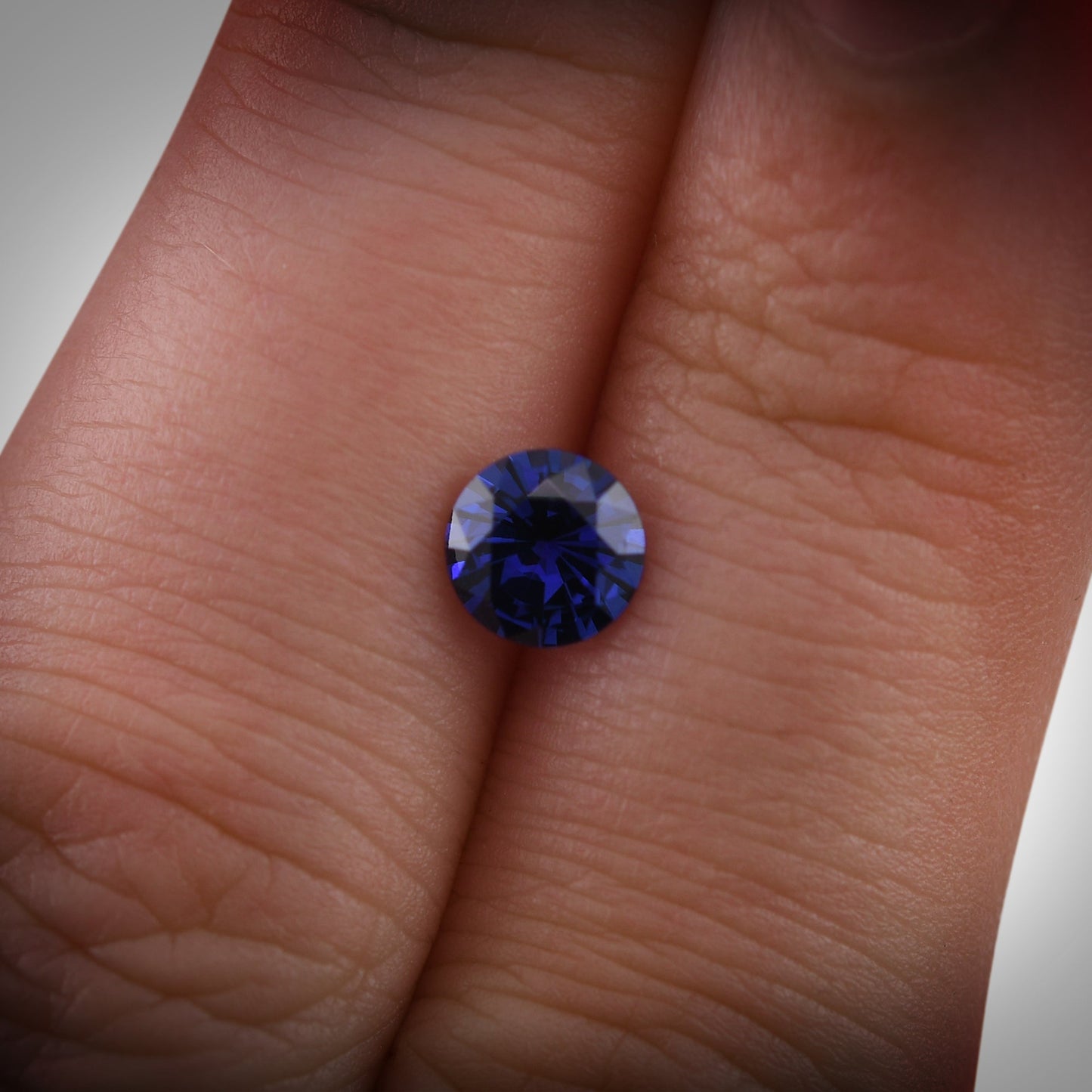 0,90 Karat blauer runder Saphir aus Sri Lanka