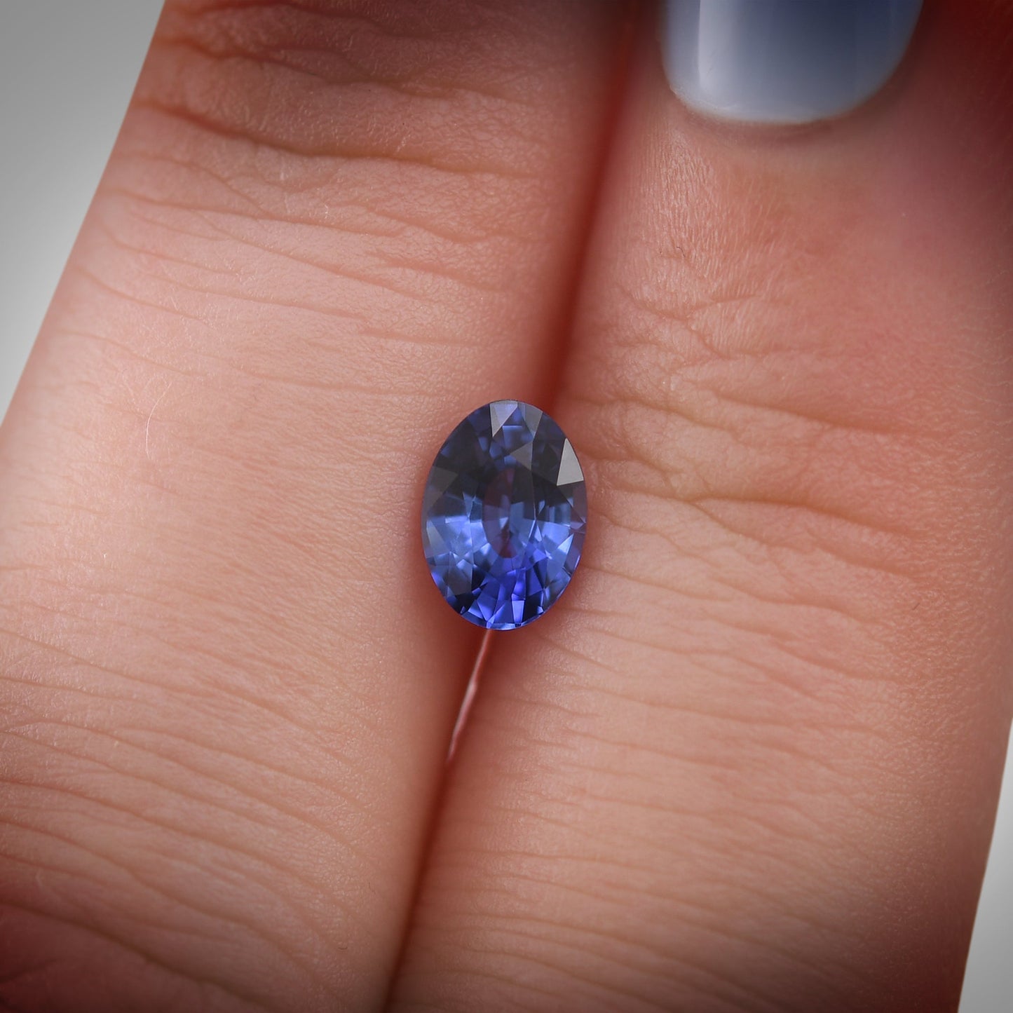0,92 Karat blauer ovaler Saphir aus Sri Lanka