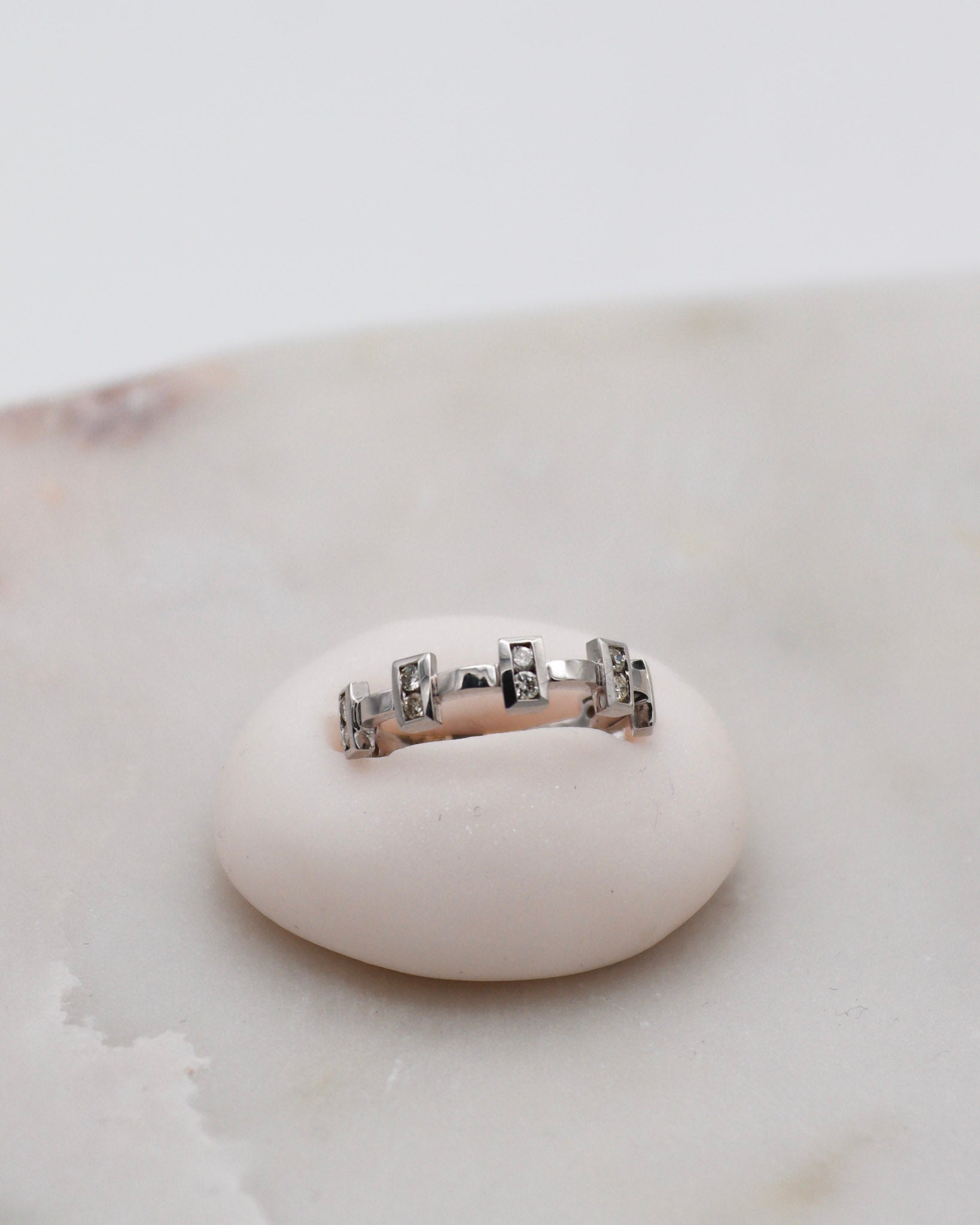 Vintage-Ring Mia mit 1.0ct Brillant und 14 Diamanten im Kronenstil, aus 585er Weißgold, erhältlich in München und Augsburg
