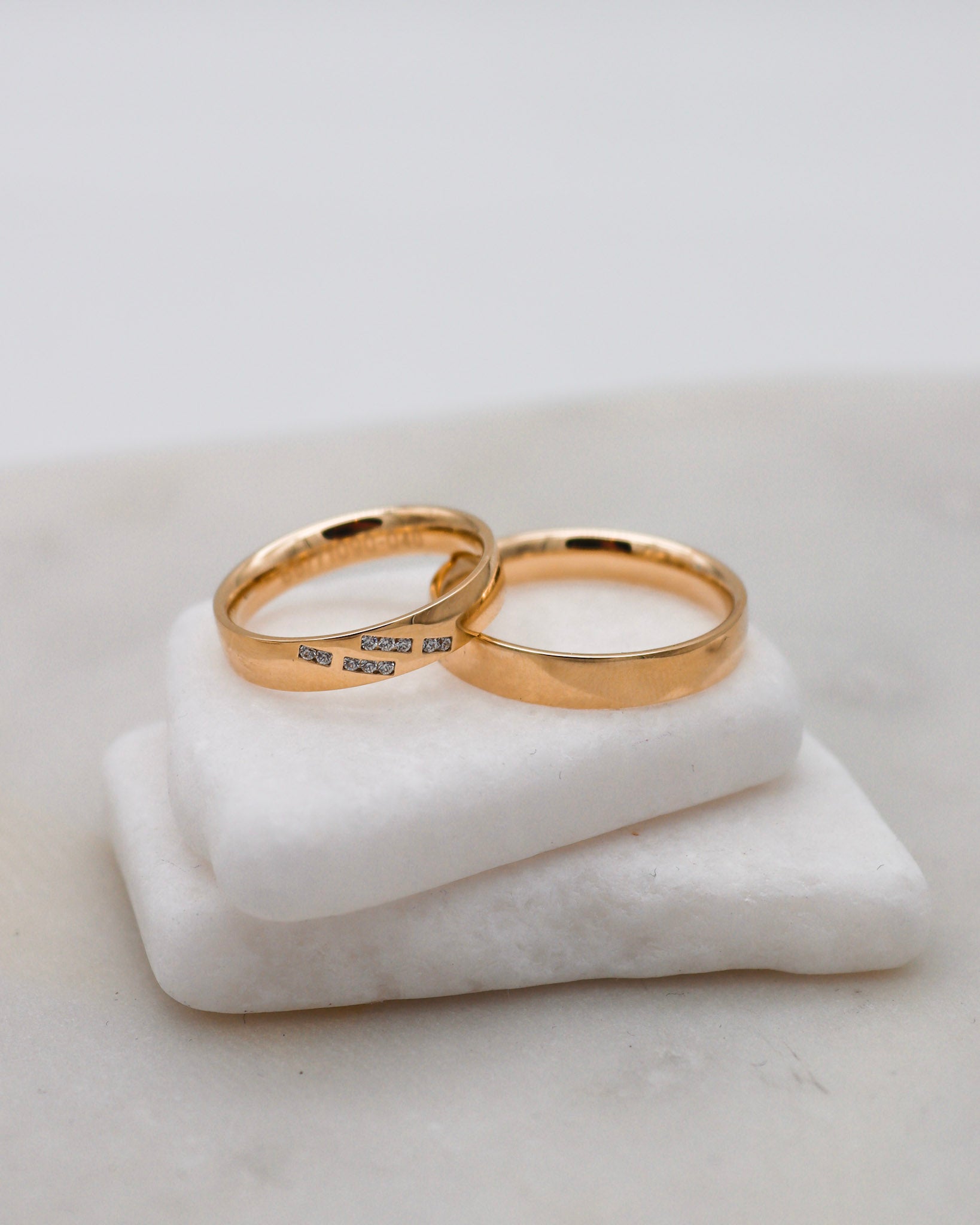 Eheringe aus Gelbgold mit polierter Oberfläche und eckiger Brillantfassung