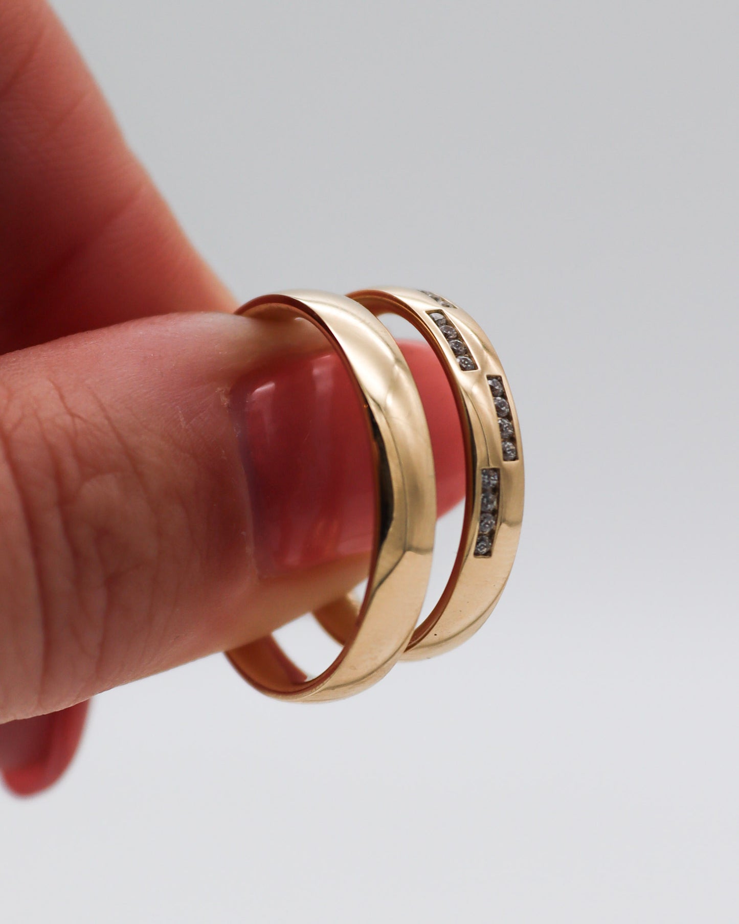 Polierte Eheringe mit 16 Brillanten in grafischer Fassung, 3.5 mm