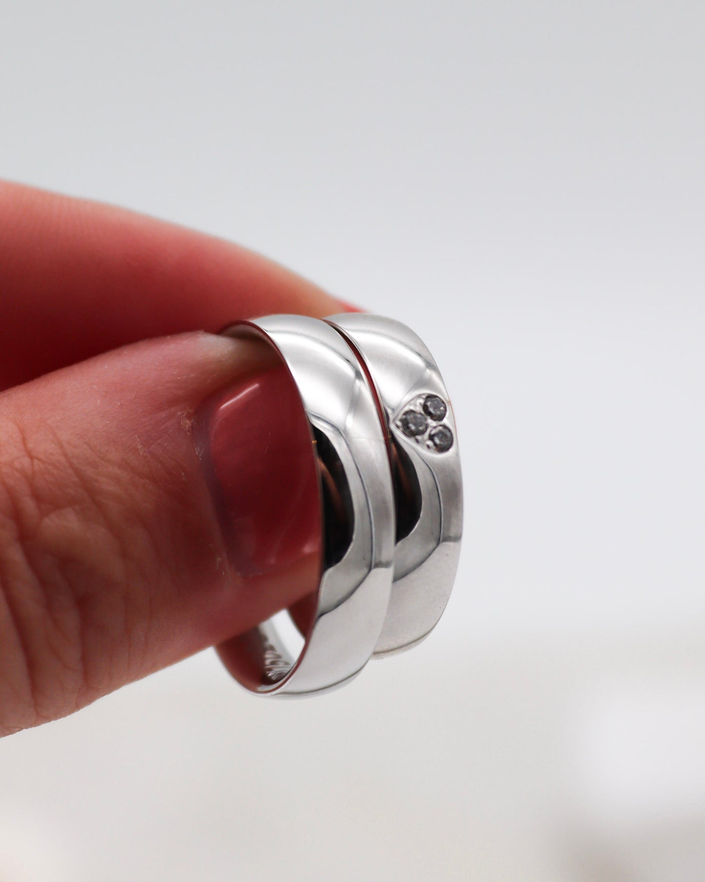 Eheringe mit polierter Oberfläche & Herz aus Brillanten – München & Augsburg