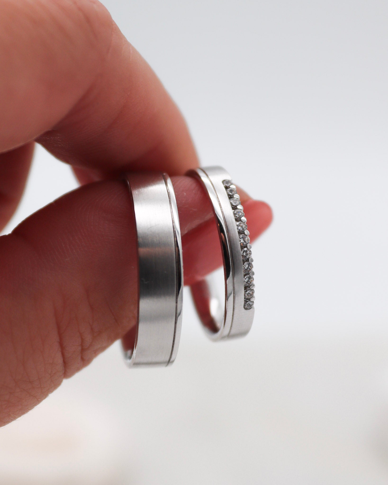 Eheringe mit Brillantbesatz und wählbarer Oberfläche – stilvolles Paar