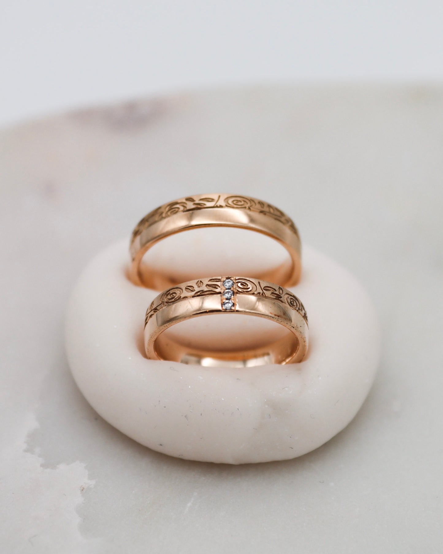 Eheringe mit Blumenmuster, Brillanten und Fuge in Apricotgold