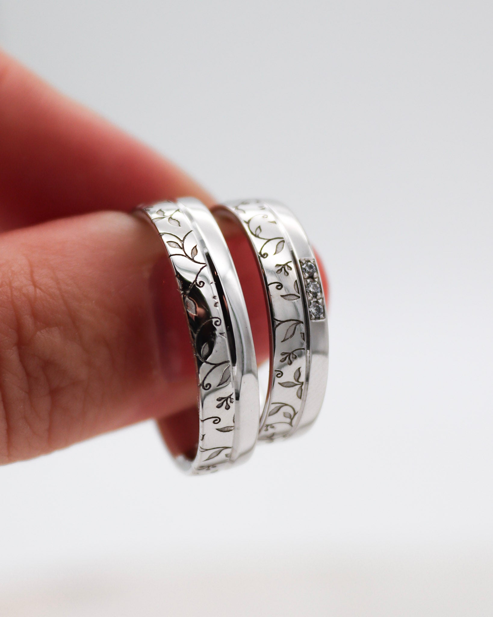 Eheringe in Apricotgold mit Blumenmuster und 0.30ct Brillanten in eckiger Fassung