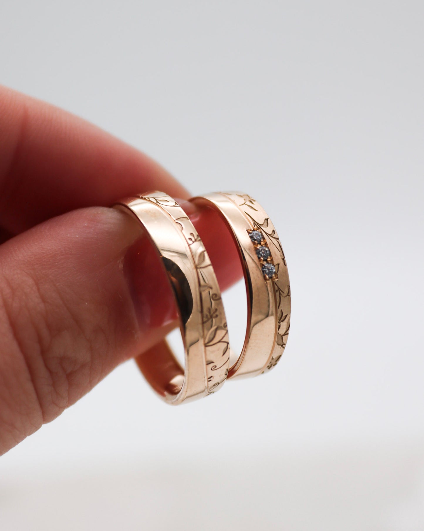 Apricotgoldene Eheringe mit Blumenmuster und 0.045ct Brillanten in eckiger Fassung