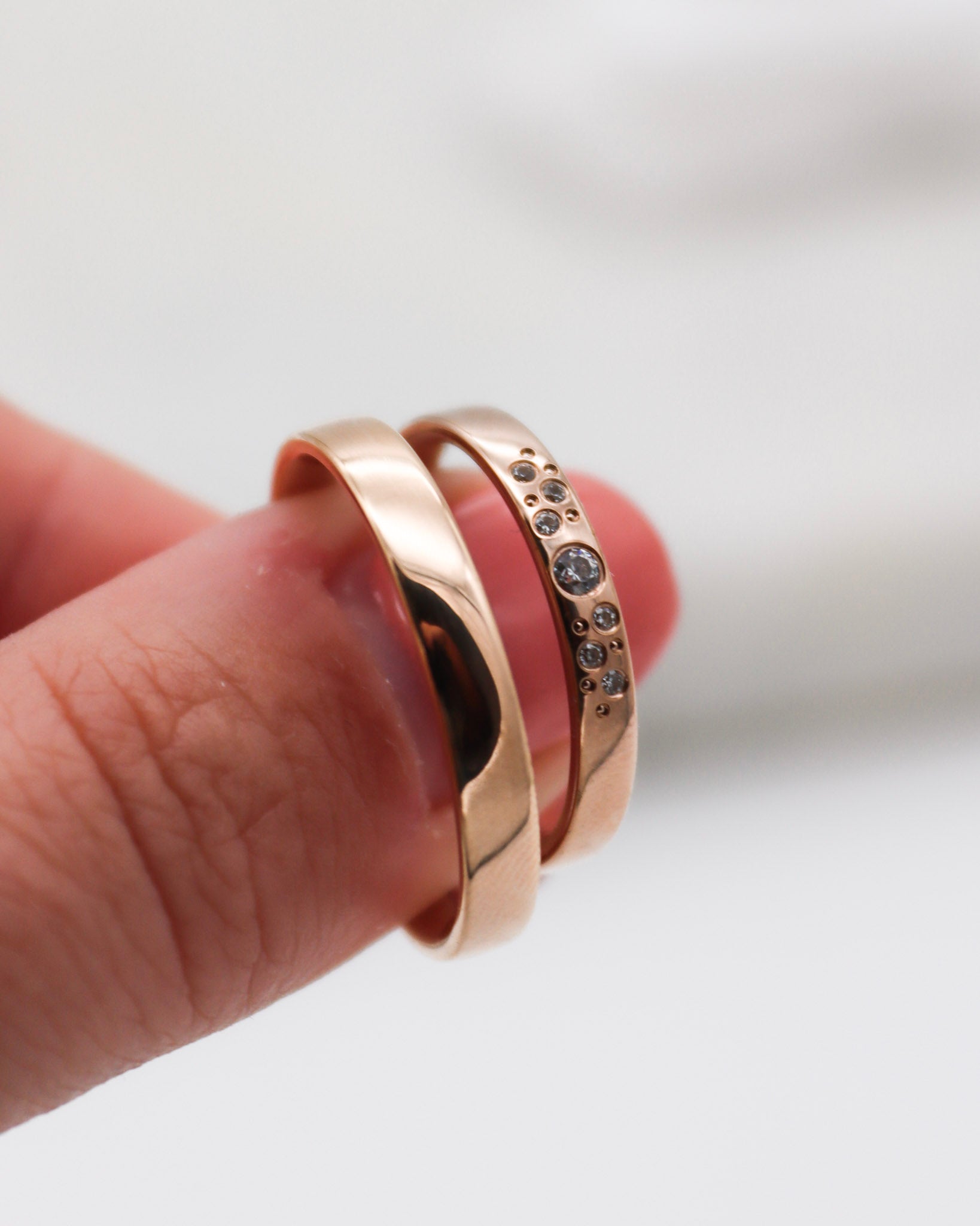 Eheringe aus Haselnussgold mit polierter Oberfläche und Brillanten