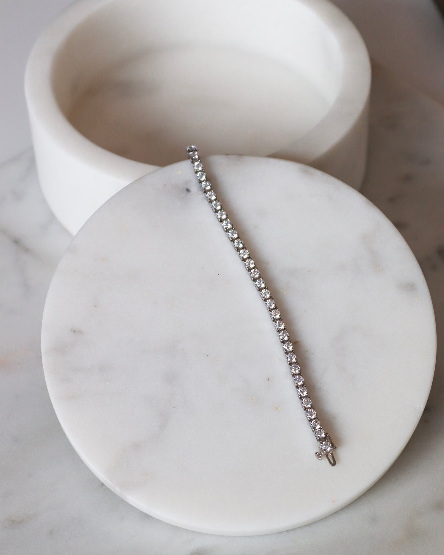 Diamond tennis bracelets in white gold - timeless elegance