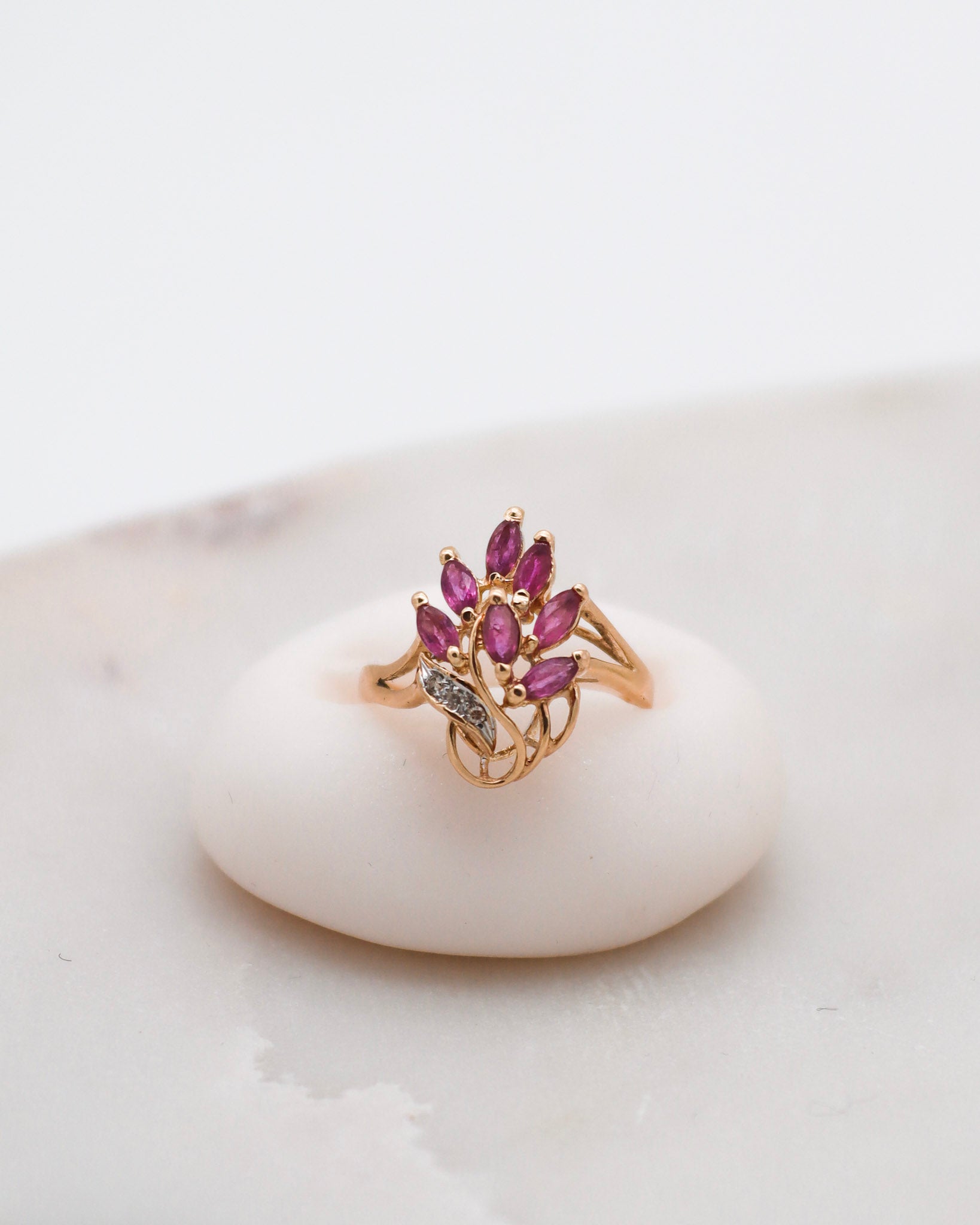 Vintage-Ring Erica mit 0.35ct pinken Saphiren und 0.03ct Diamanten in 585er Gelbgold – erhältlich in München und Augsburg