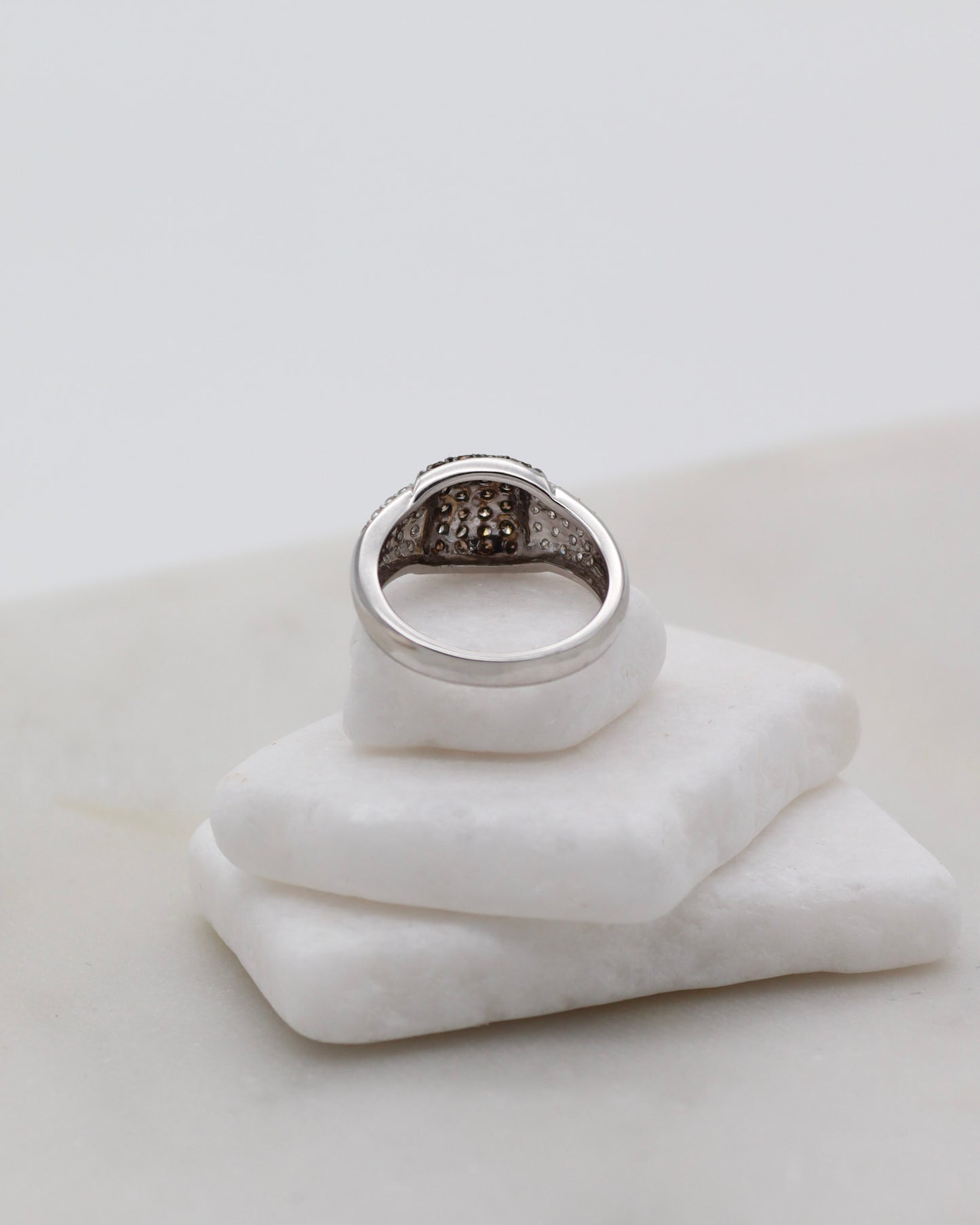 Vintage-Ring Edith mit 0.34ct braunen Diamanten & 0.43ct Brillanten in 585er Gelbgold & schwarzem Rhodium – erhältlich in München und Augsburg