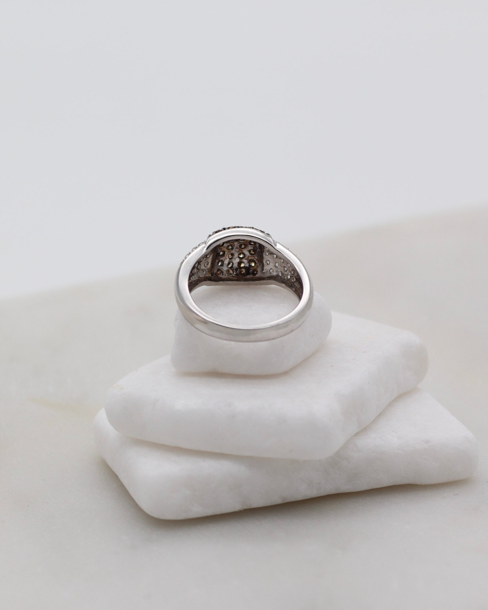 Vintage-Ring Edith mit 0.34ct braunen Diamanten & 0.43ct Brillanten in 585er Gelbgold & schwarzem Rhodium – erhältlich in München und Augsburg