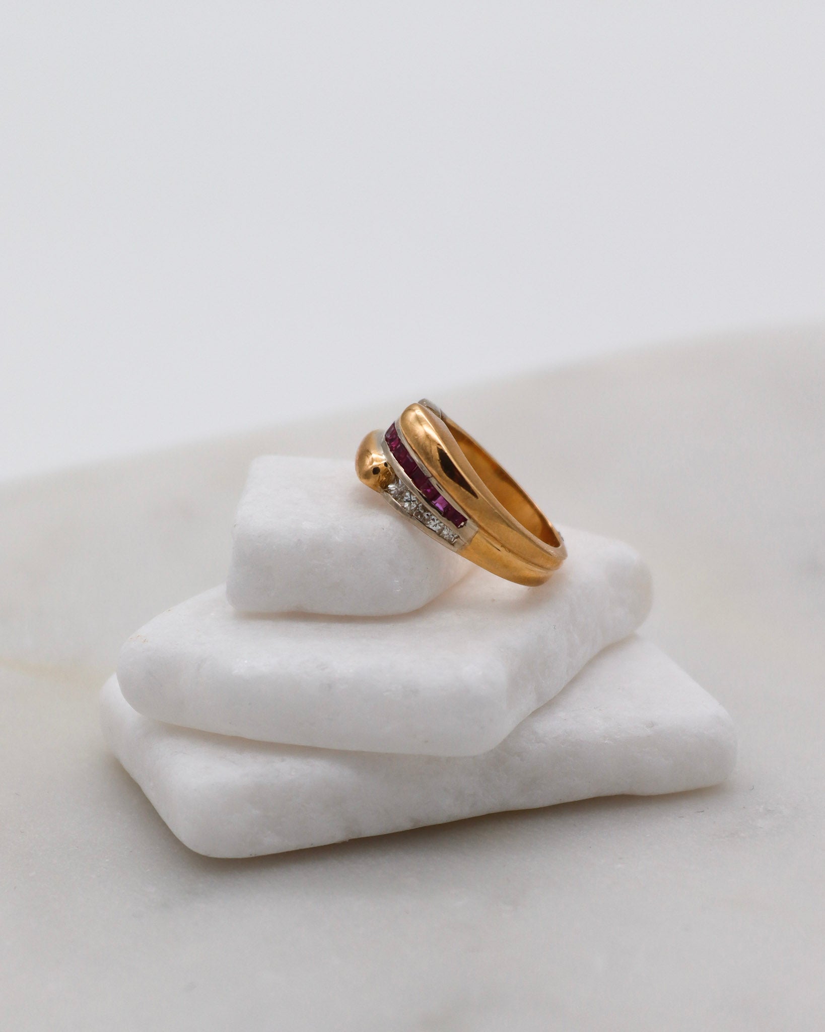 Vintage-Ring Cleo mit 0.40ct Rubinen & 0.40ct Brillanten im Princess Cut, gefasst in 585er Gelbgold – erhältlich in München und Augsburg