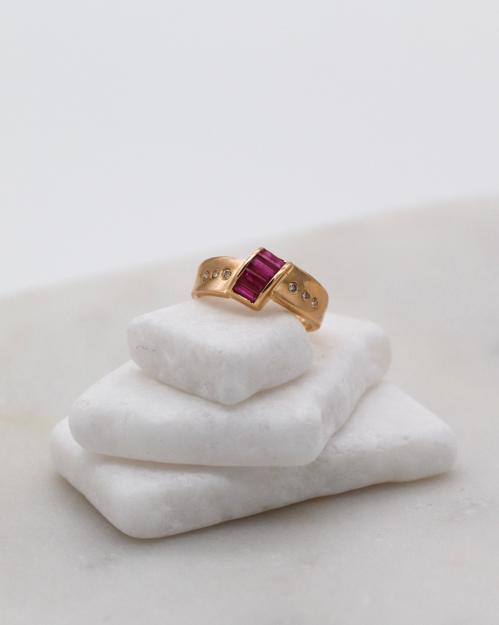 Vintage-Ring Joni mit 0.95ct Rubinen & 0.08ct Brillanten in 585er Gelbgold, Invisible & Bezel Setting – erhältlich in München und Augsburg