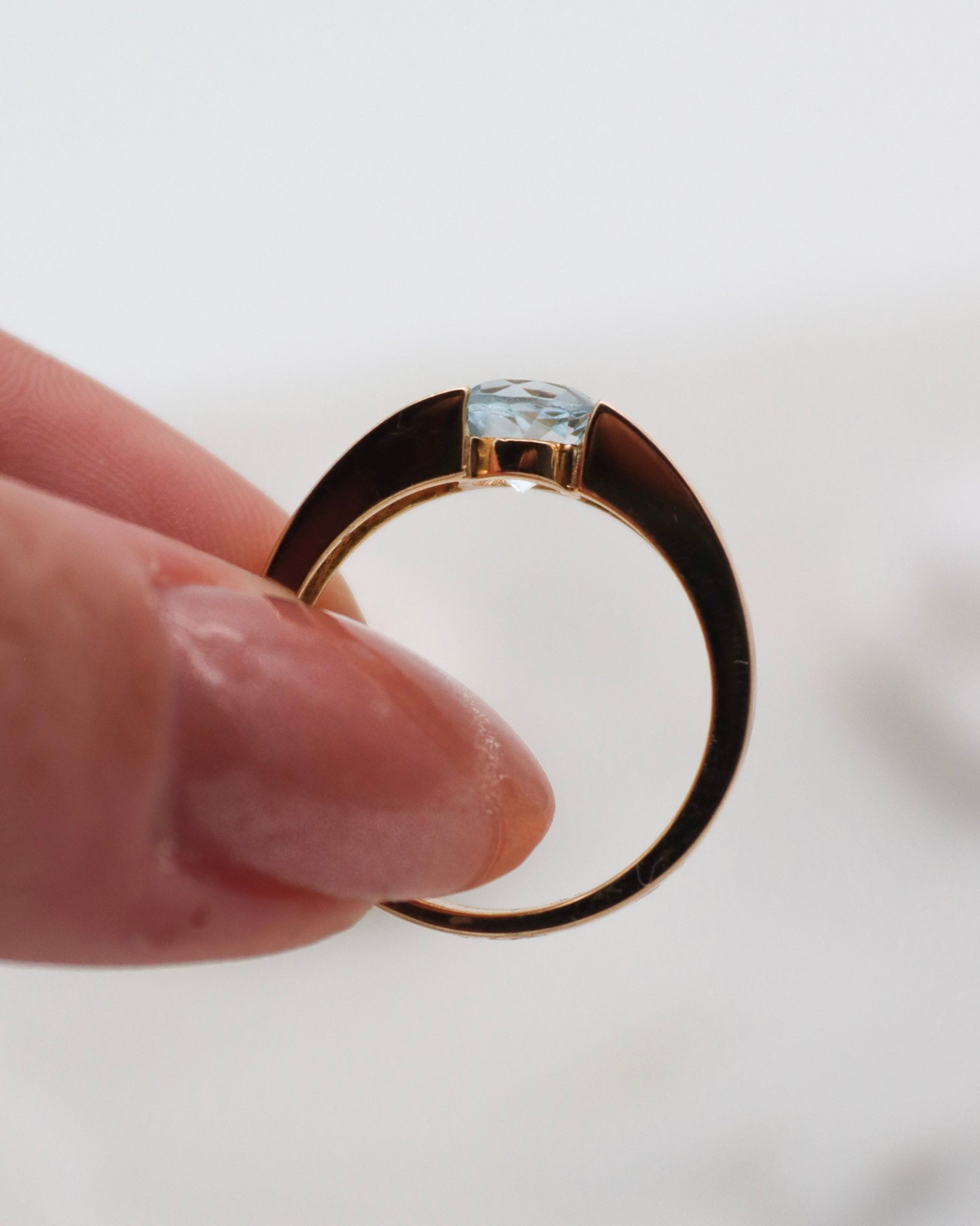 Vintage-Ring Julie mit 0.5ct rundem Aquamarin und Spangring-Fassung in 585er Gelbgold – erhältlich in München und Augsburg