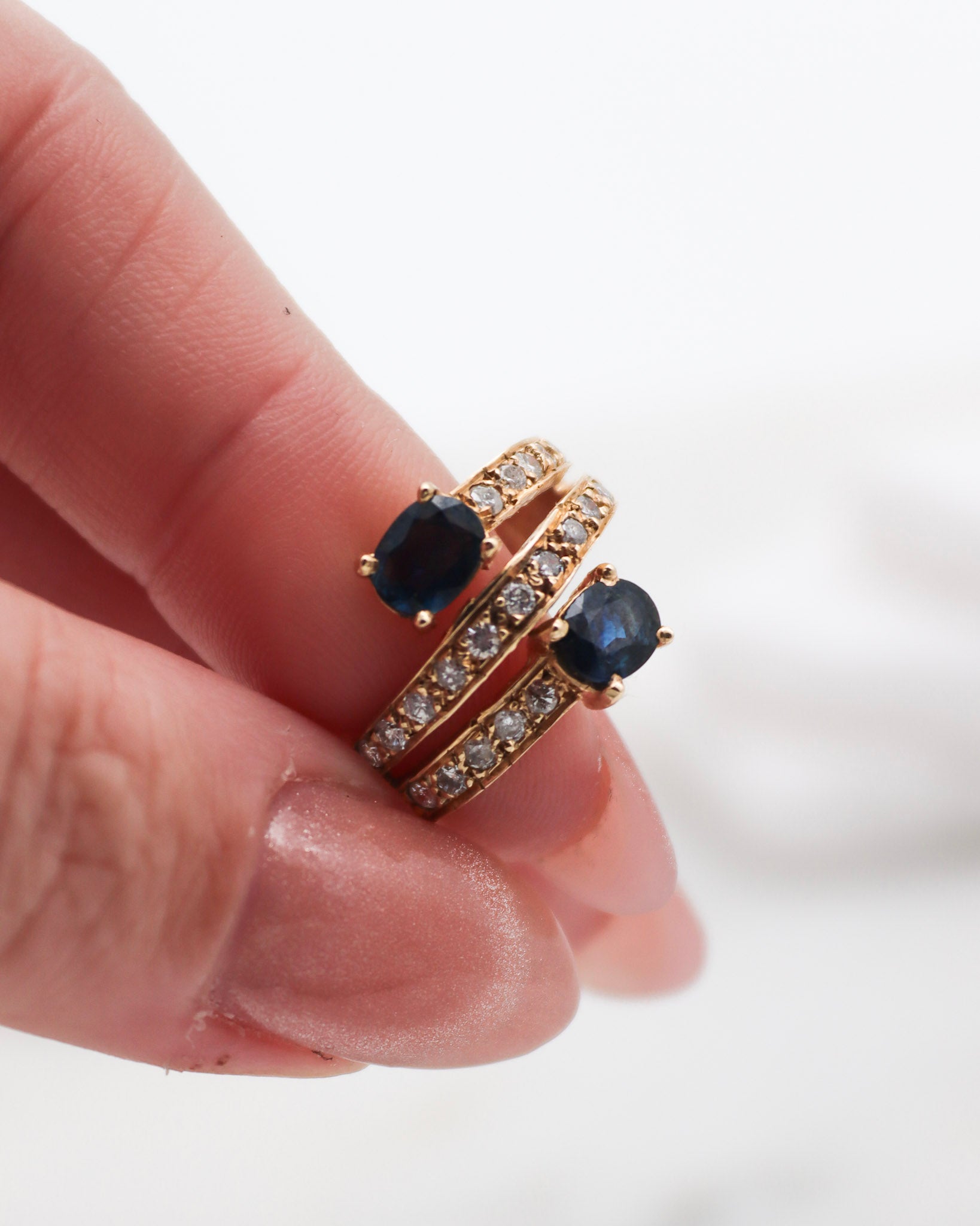 Vintage-Ring Shirley mit 0.80ct Saphiren & 0.42ct Brillanten, geteilte Ringschiene aus 585er Gelbgold – erhältlich in München und Augsburg

