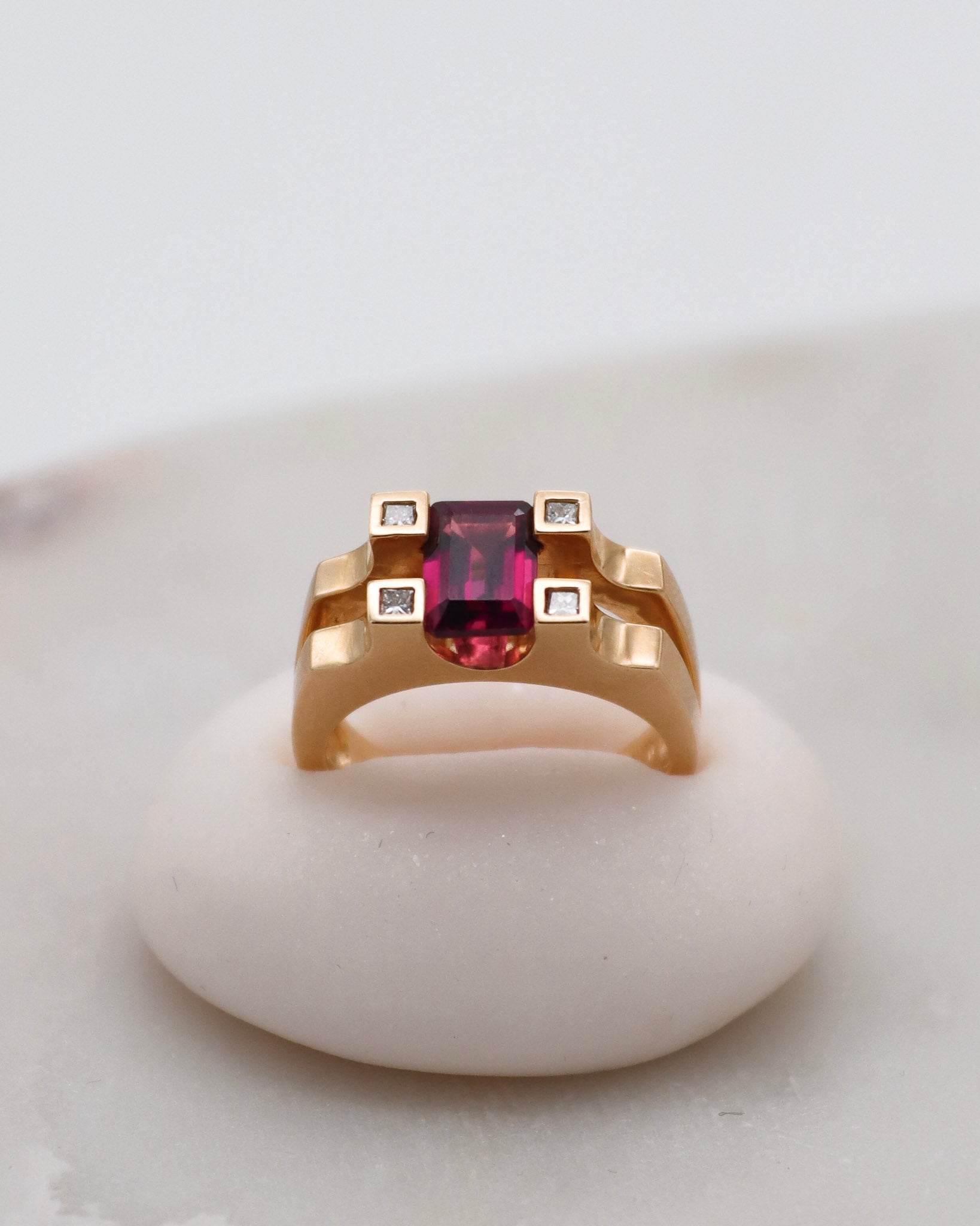 Vintage-Ring Golda mit 0.5ct Marquise-Granat, Halo aus Brillanten & weiteren Granaten in 585er Gelbgold – erhältlich in München und Augsburg
