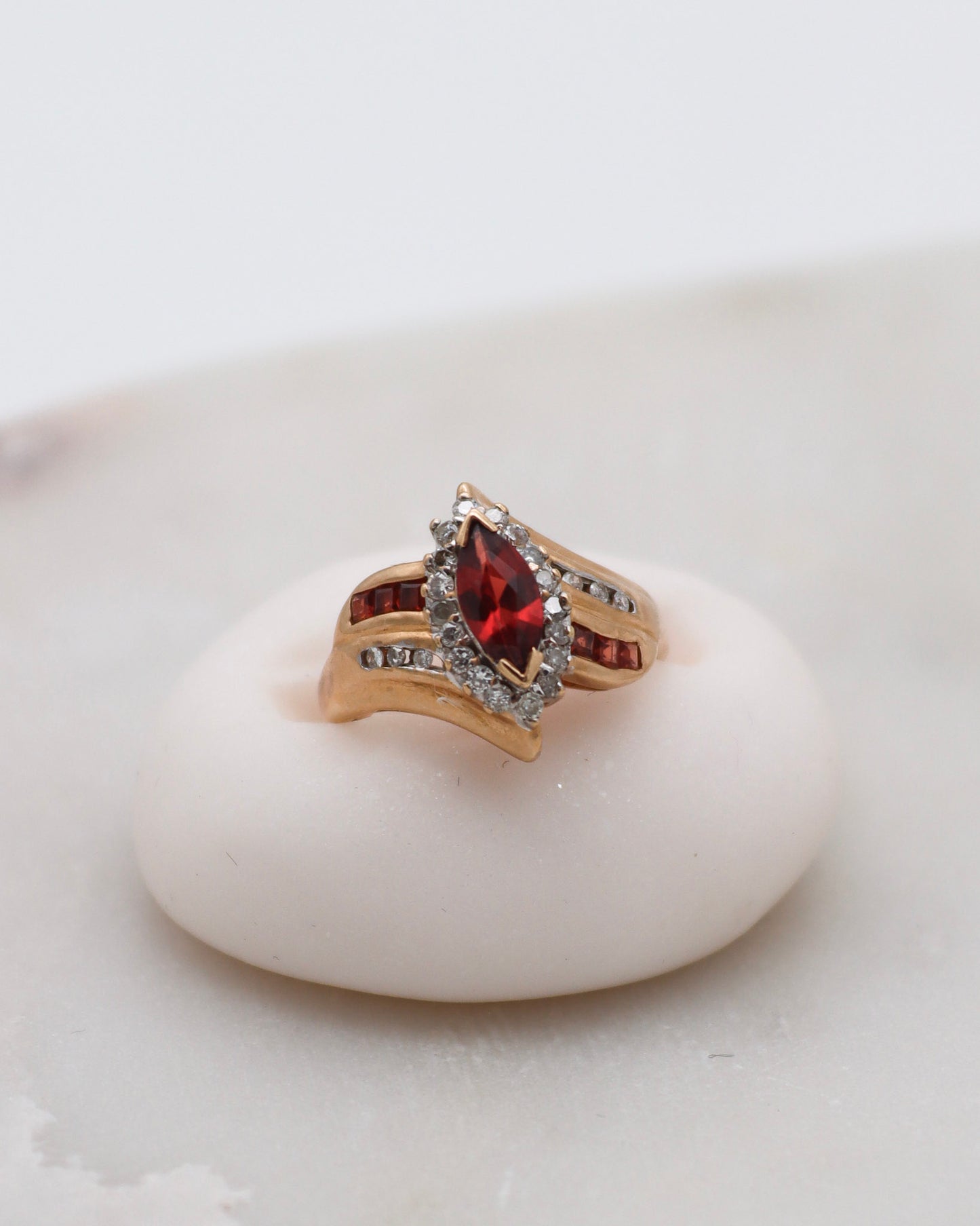 Vintage-Ring Claudia mit 0.5ct Marquise-Granat, Brillanten & Princess Cut Granaten in 585er Gelbgold – erhältlich in München und Augsburg

