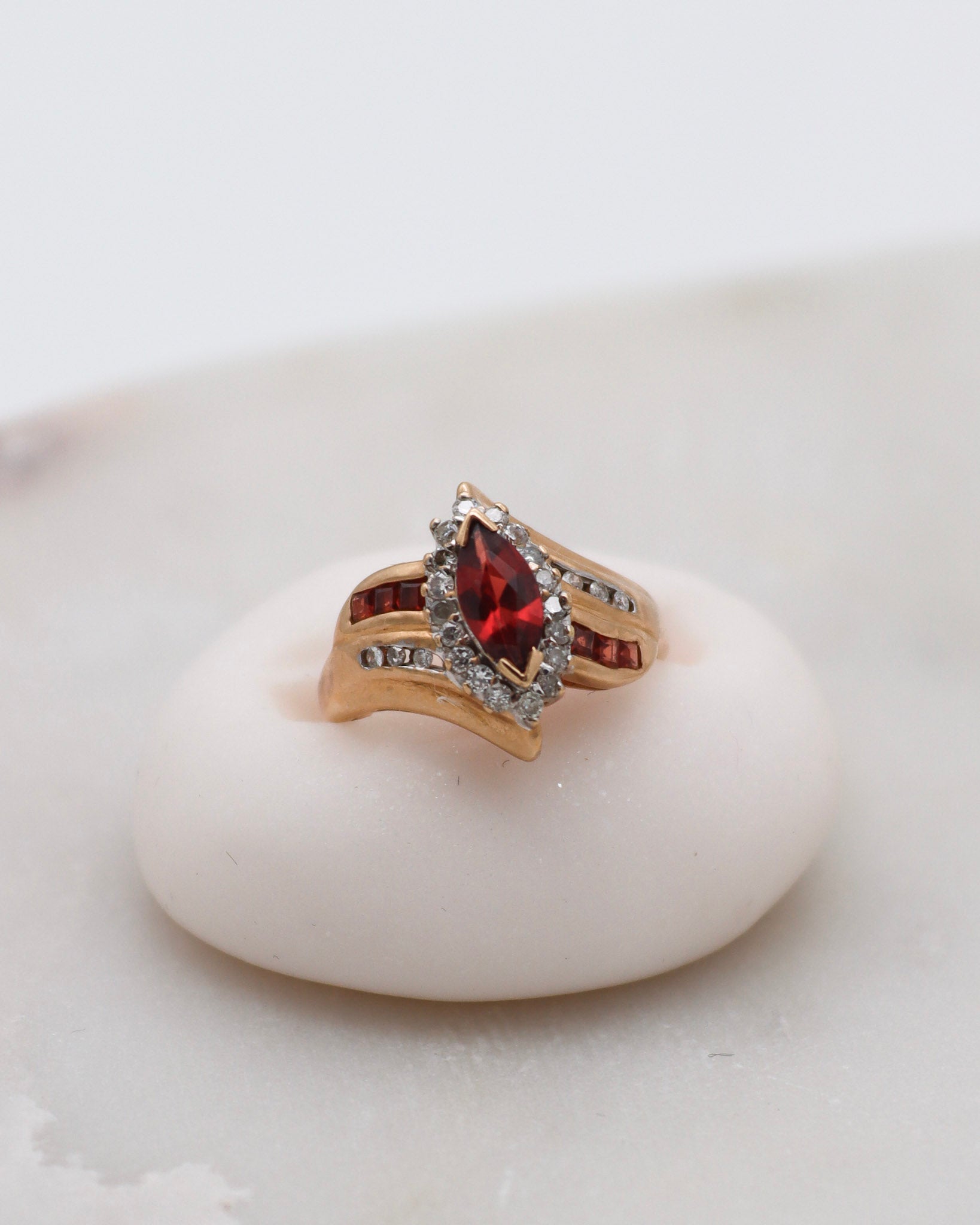 Vintage-Ring Claudia mit 0.5ct Marquise-Granat, Brillanten & Princess Cut Granaten in 585er Gelbgold – erhältlich in München und Augsburg

