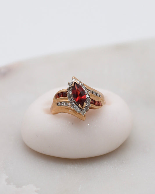 Vintage-Ring Claudia mit 0.5ct Marquise-Granat, Brillanten & Princess Cut Granaten in 585er Gelbgold – erhältlich in München und Augsburg

