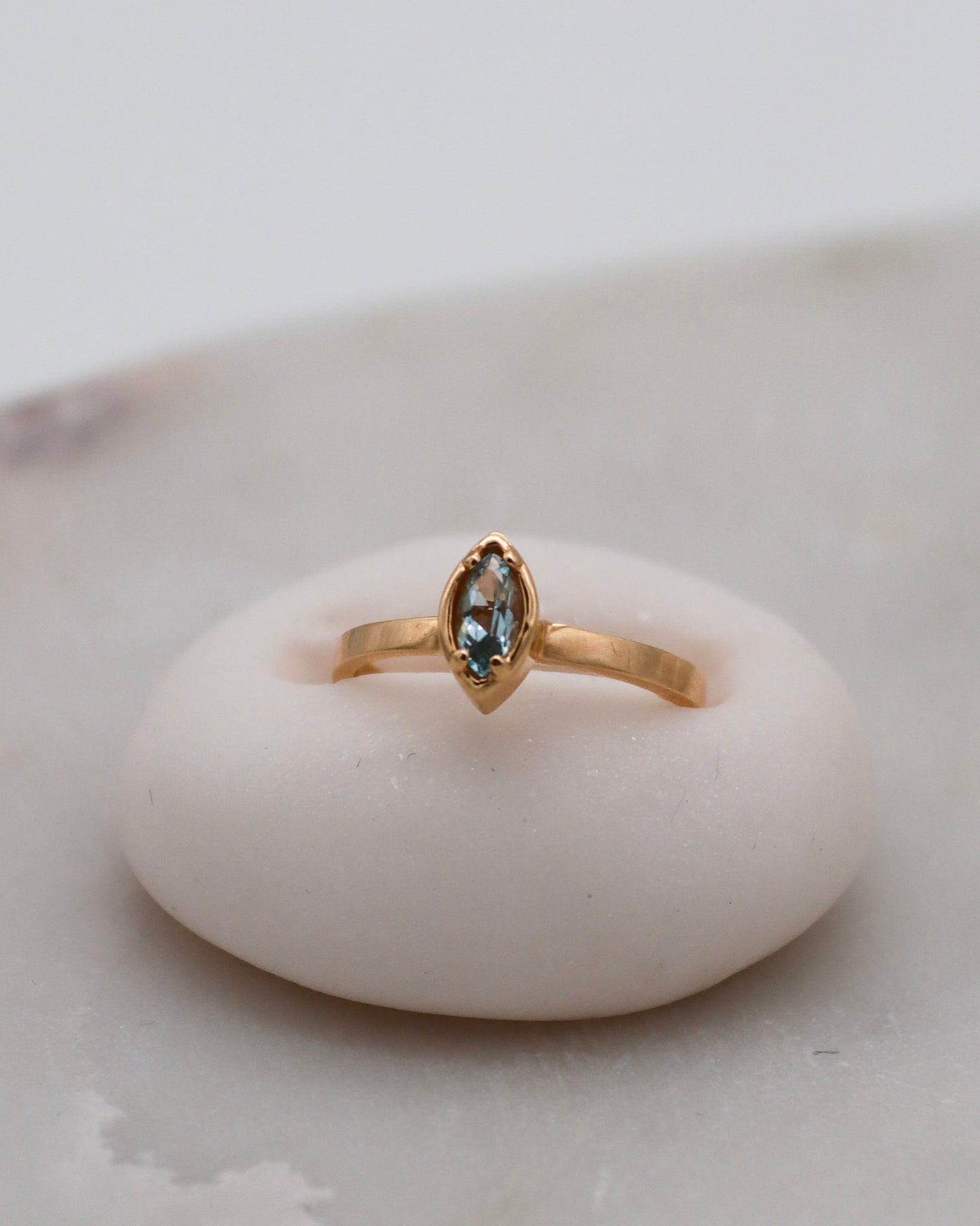 Vintage-Ring Patsy mit 0.20ct marquiseschliffenem Topas in Hybridfassung aus 585er Gelbgold – erhältlich in München und Augsburg


