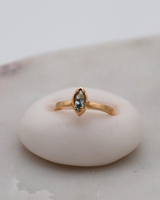 Vintage-Ring Patsy mit 0.20ct marquiseschliffenem Topas in Hybridfassung aus 585er Gelbgold – erhältlich in München und Augsburg

