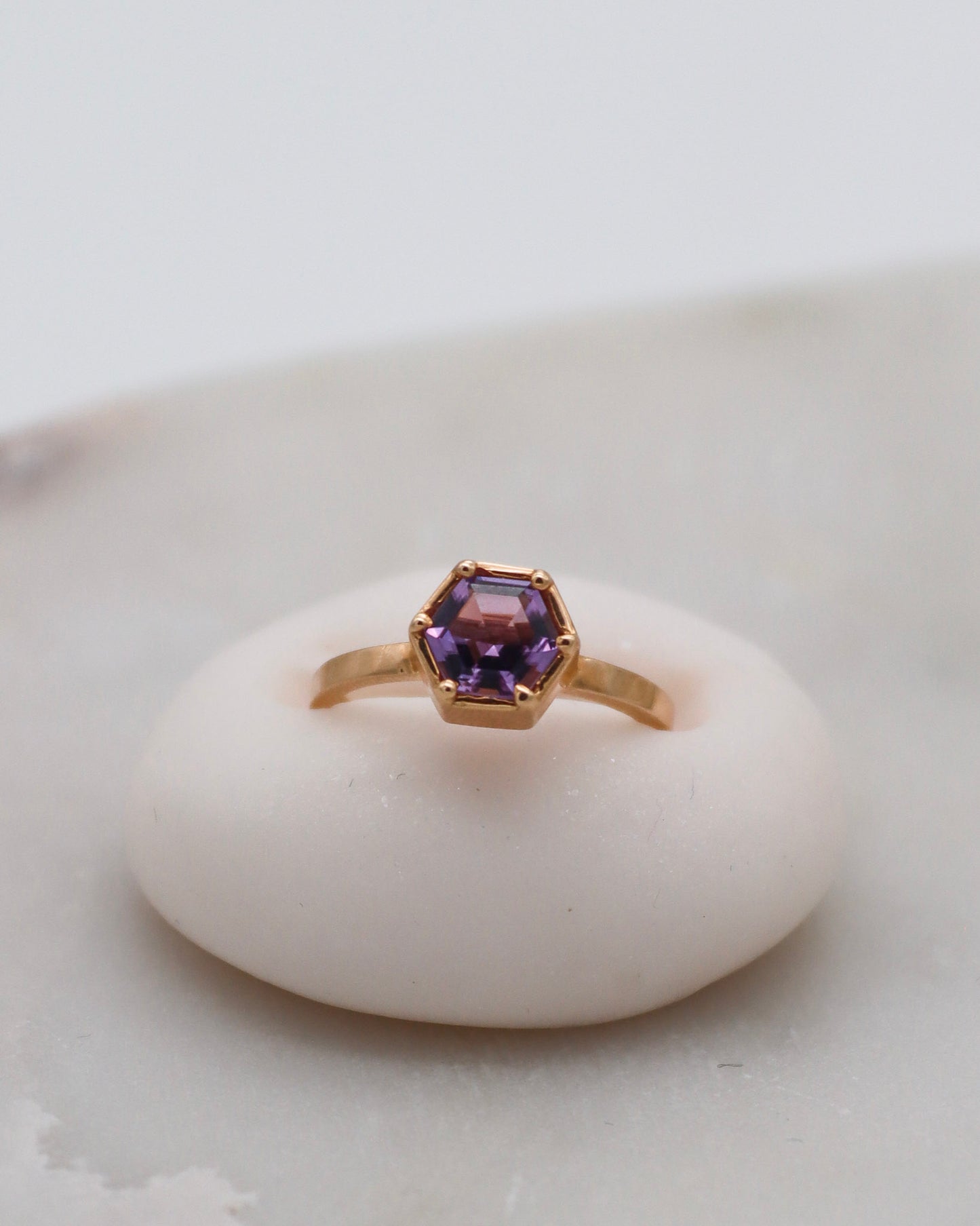 Vintage-Ring Delia mit 0.70ct Hexagon-Amethyst in Bezel- und Krappenfassung aus 585er Gelbgold – erhältlich in München und Augsburg