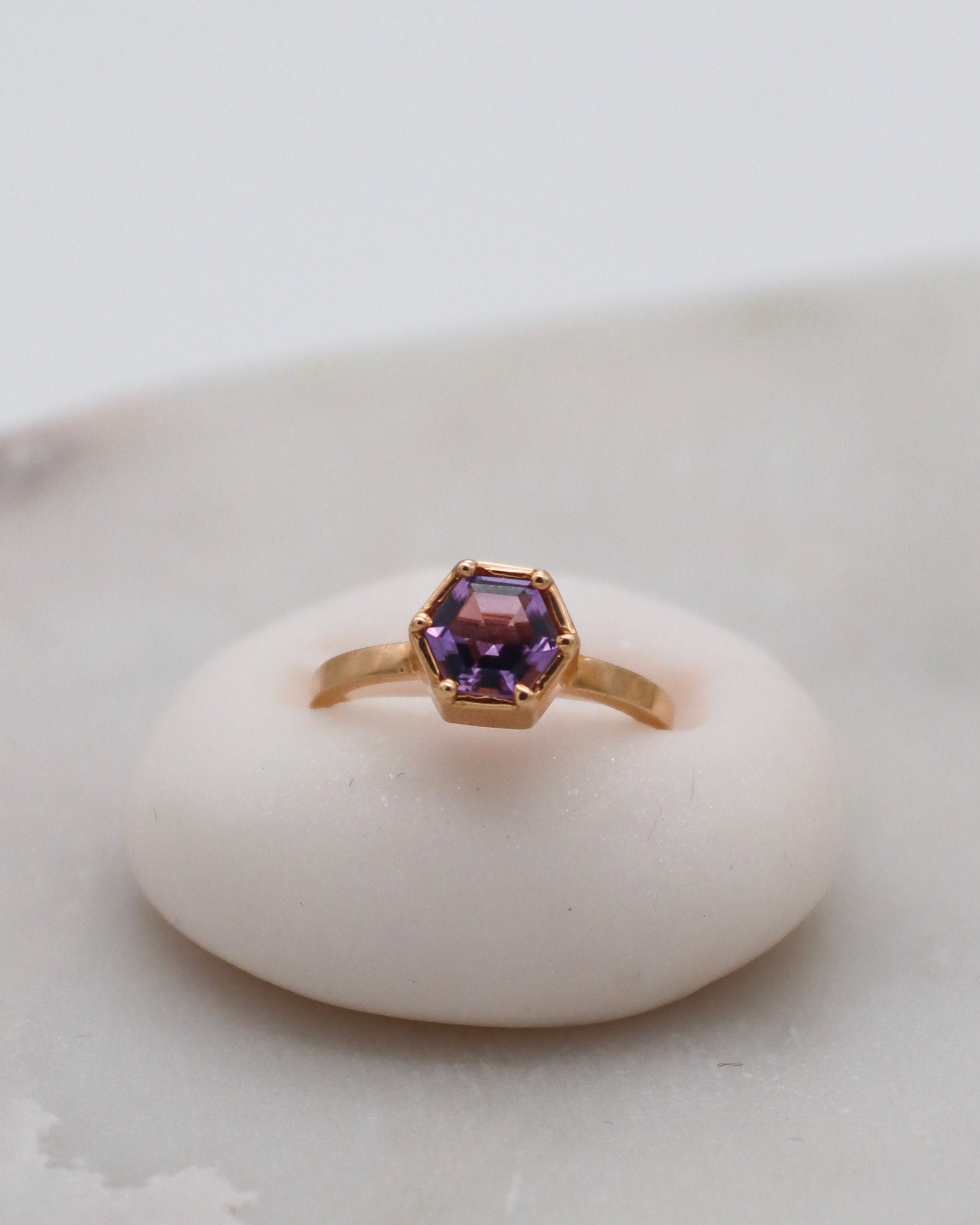 Vintage-Ring Delia mit 0.70ct Hexagon-Amethyst in Bezel- und Krappenfassung aus 585er Gelbgold – erhältlich in München und Augsburg