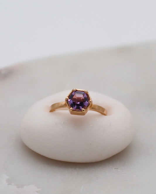 Vintage-Ring Delia mit 0.70ct Hexagon-Amethyst in Bezel- und Krappenfassung aus 585er Gelbgold – erhältlich in München und Augsburg