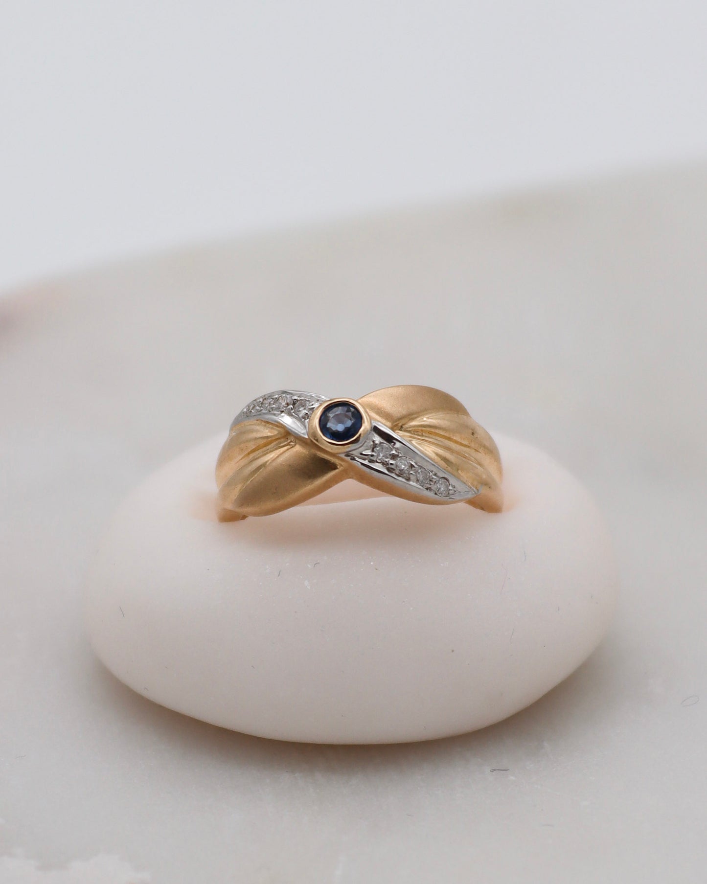 Vintage-Ring Margarethe mit 0.16ct Saphir & 0.08ct Brillanten in matter Bicolor-Optik aus 585er Gelb- und Weißgold – erhältlich in München und Augsburg