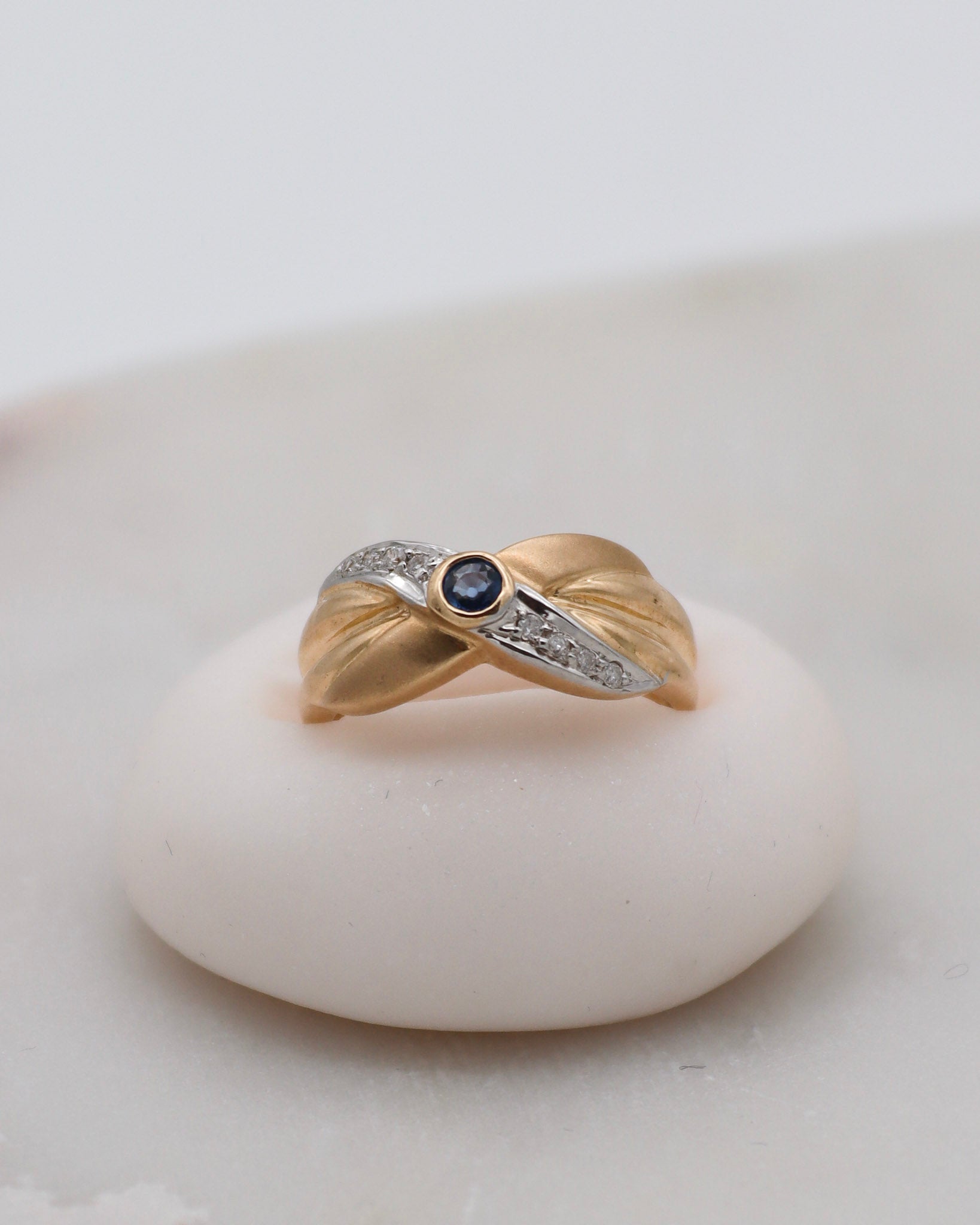 Vintage-Ring Margarethe mit 0.16ct Saphir & 0.08ct Brillanten in matter Bicolor-Optik aus 585er Gelb- und Weißgold – erhältlich in München und Augsburg
