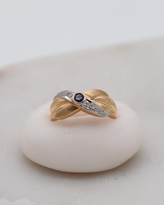 Vintage-Ring Margarethe mit 0.16ct Saphir & 0.08ct Brillanten in matter Bicolor-Optik aus 585er Gelb- und Weißgold – erhältlich in München und Augsburg