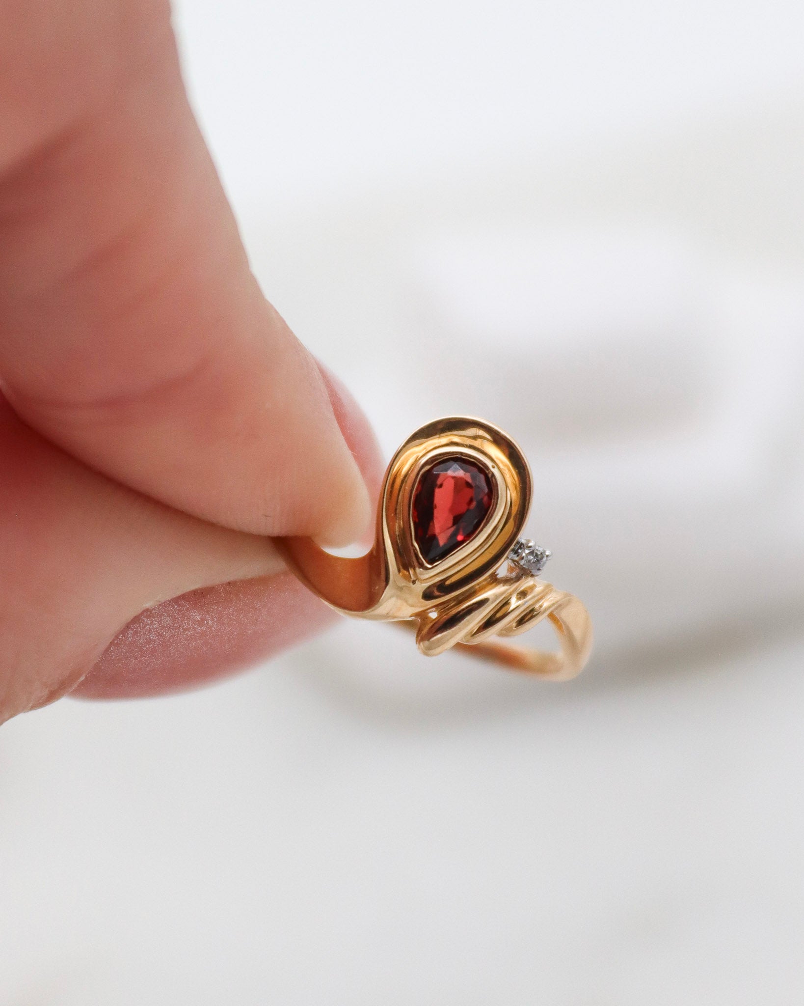 Vintage-Ring Helen mit 0.20ct Pear-Granat & 0.01ct Diamant in Bezel-Fassung aus 585er Gelbgold – erhältlich in München und Augsburg