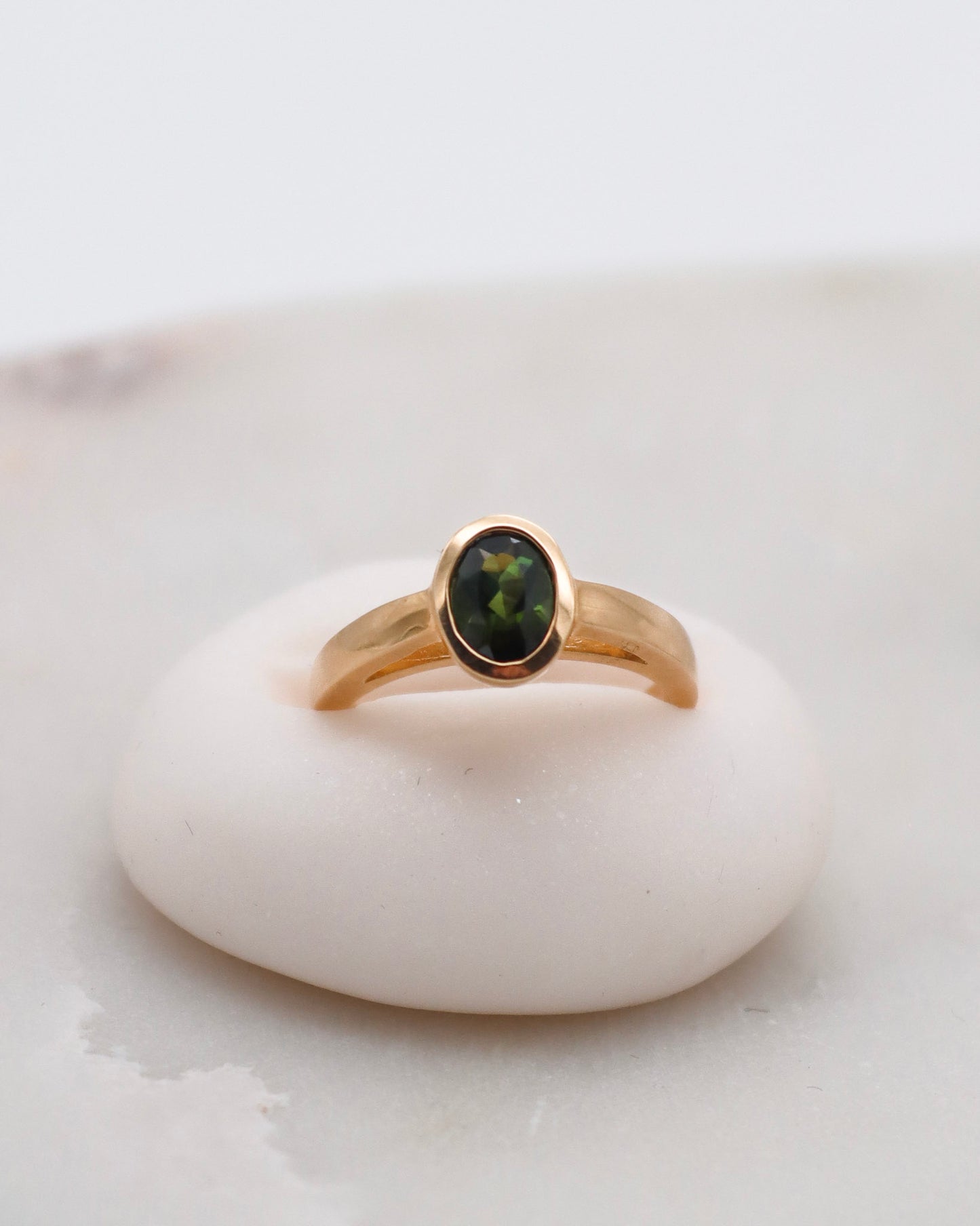 Vintage-Ring Debbie mit 0.70ct grünem Turmalin in Bezel-Fassung und Cathedral-Stil, gefertigt aus 585er Gelbgold – erhältlich in München und Augsburg