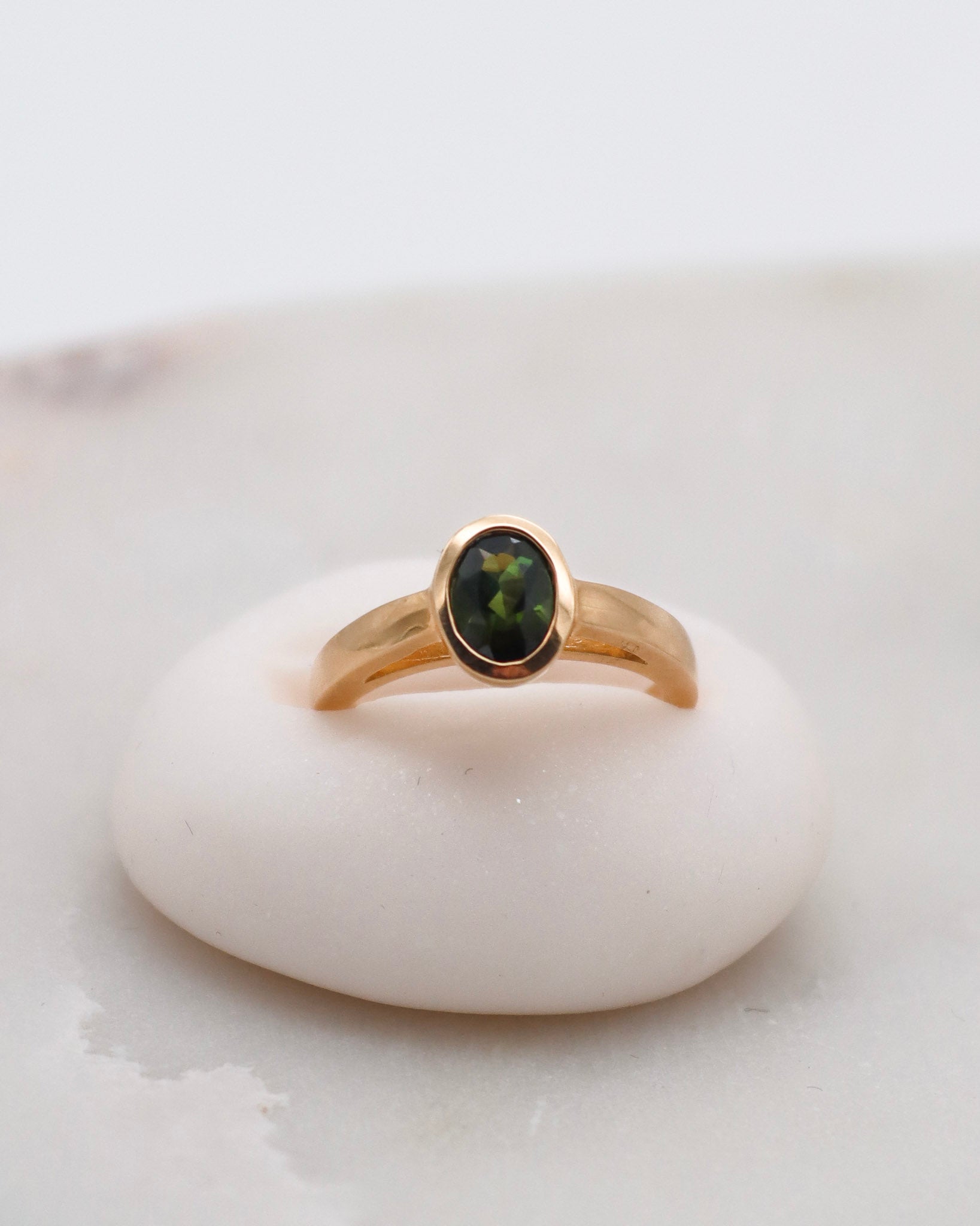 Vintage-Ring Debbie mit 0.70ct grünem Turmalin in Bezel-Fassung und Cathedral-Stil, gefertigt aus 585er Gelbgold – erhältlich in München und Augsburg