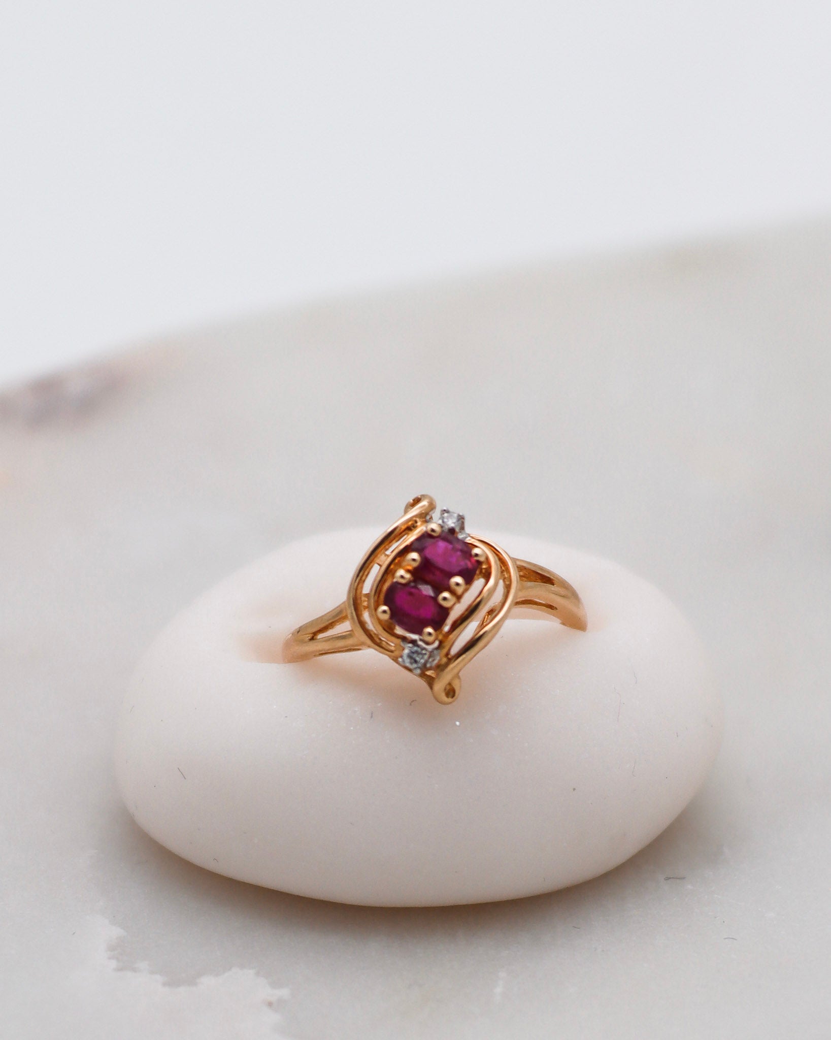 Vintage-Ring Rita mit 0.50ct Rubinen & 0.02ct Brillanten im Ovalschliff, gefasst in 585er Gelbgold – erhältlich in München und Augsburg