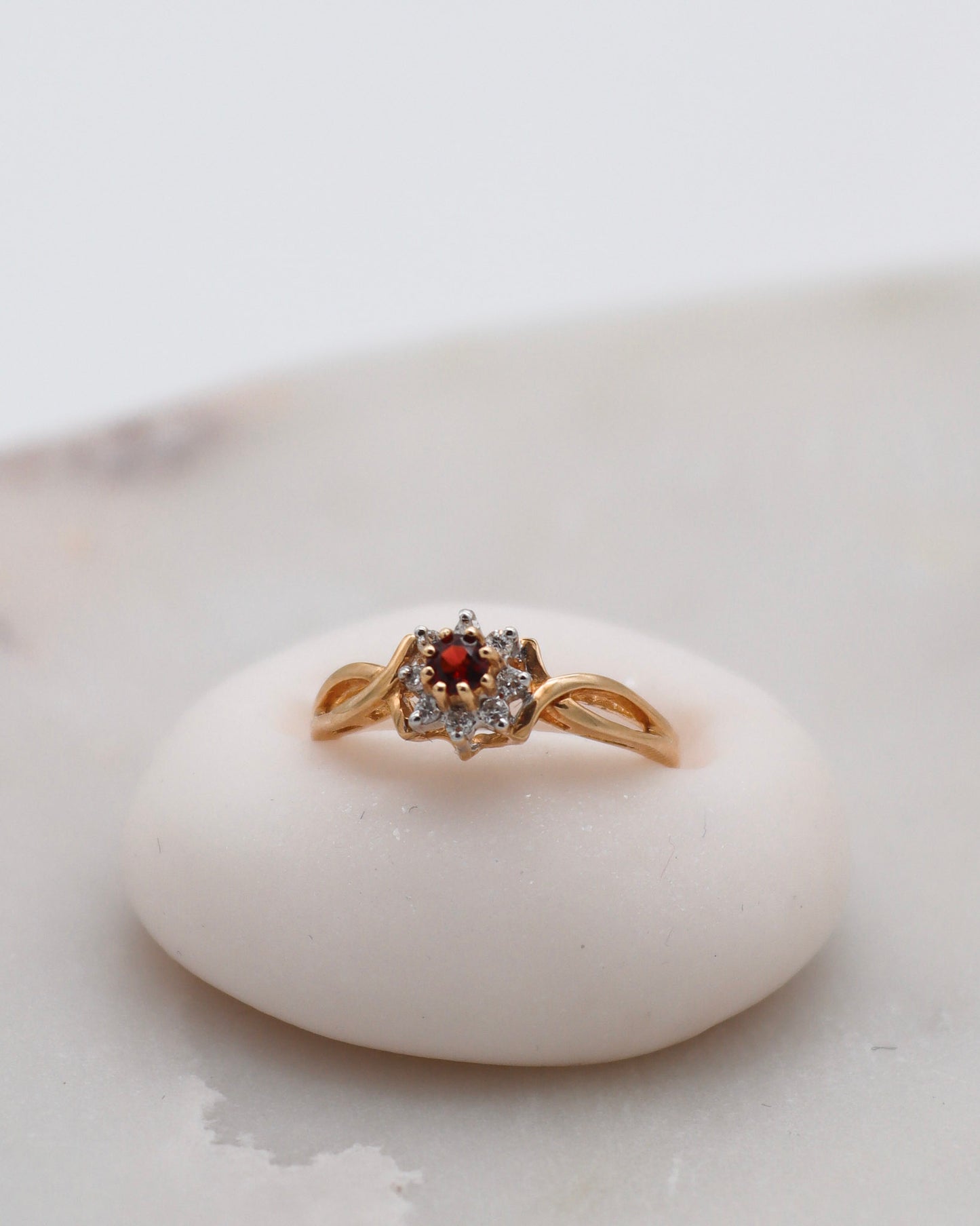 Vintage-Ring Alma mit 0.05ct Granat & 0.08ct Diamanten, gedrehte Ringschiene in 585er Gelbgold – erhältlich in München und Augsburg