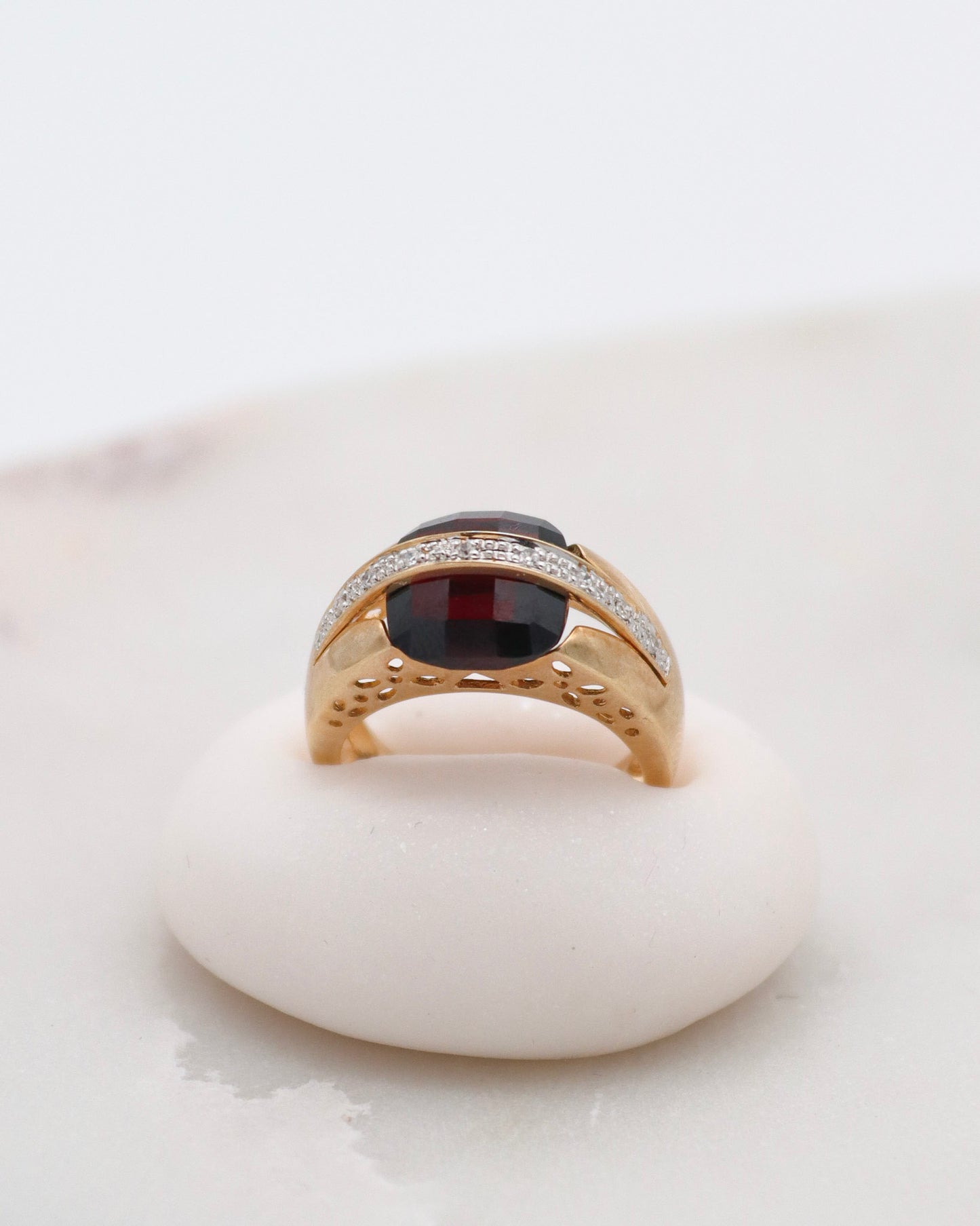 Vintage-Ring Catherine mit 3ct Cushion-Granat & 0.06ct Brillanten in 585er Gelbgold, asymmetrisches Design – erhältlich in München und Augsburg